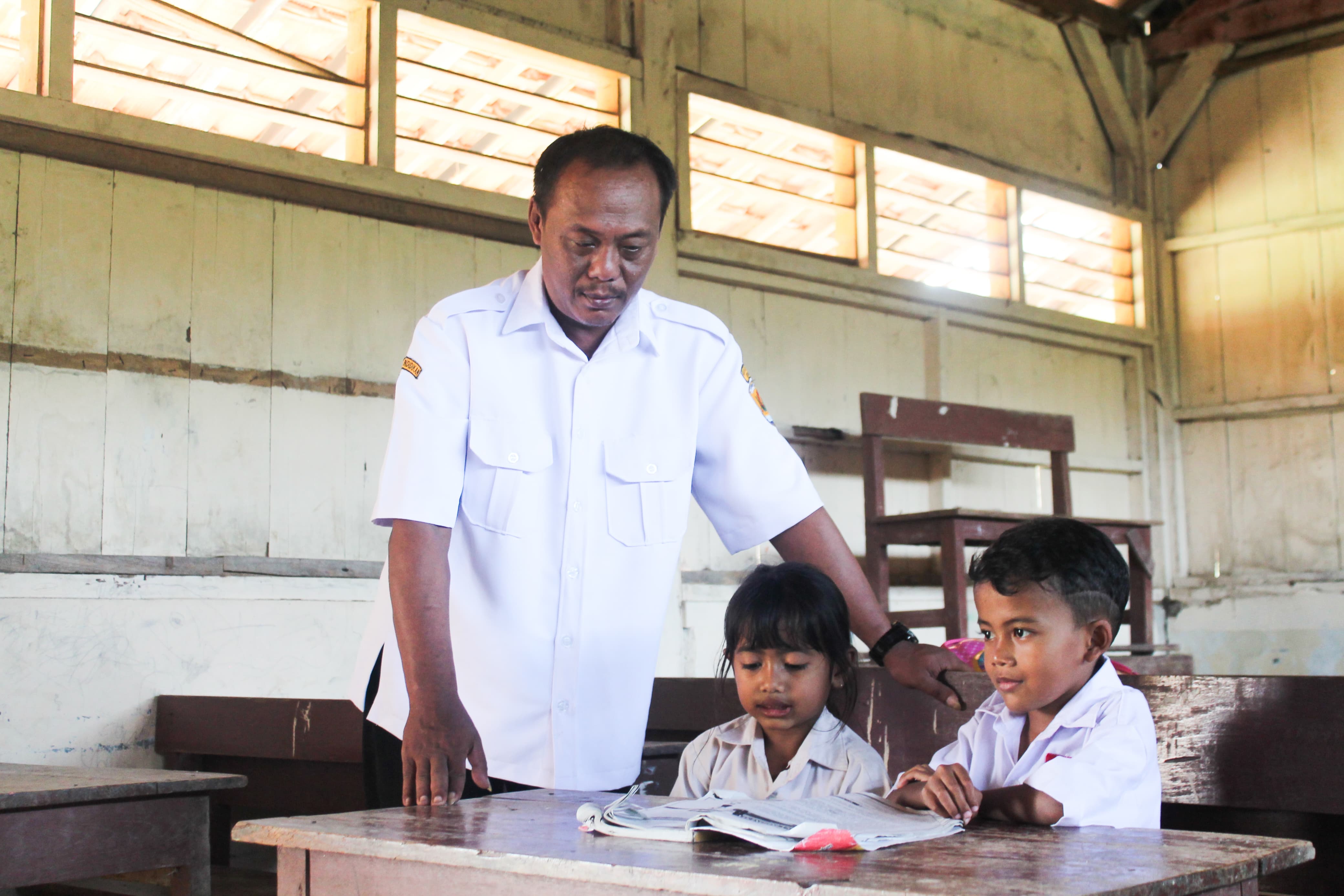 Kepala Sekolah SDN Kecil Karangasem Bersama Dua Murid Baru