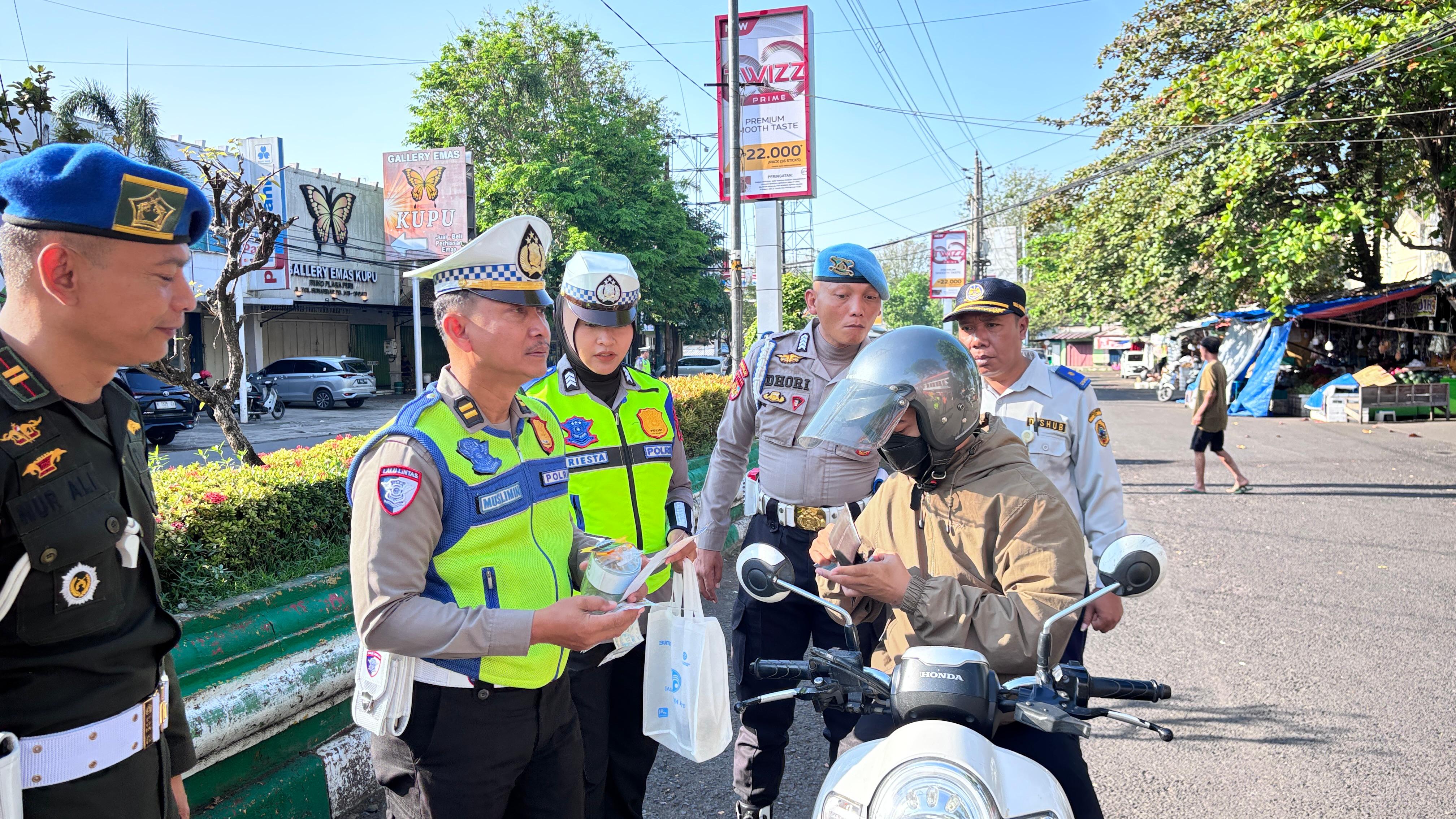 DICEGAT: Polisi memberikan sovenir kepada pengguna jalan di GOR Pesantenan Pati kemarin.