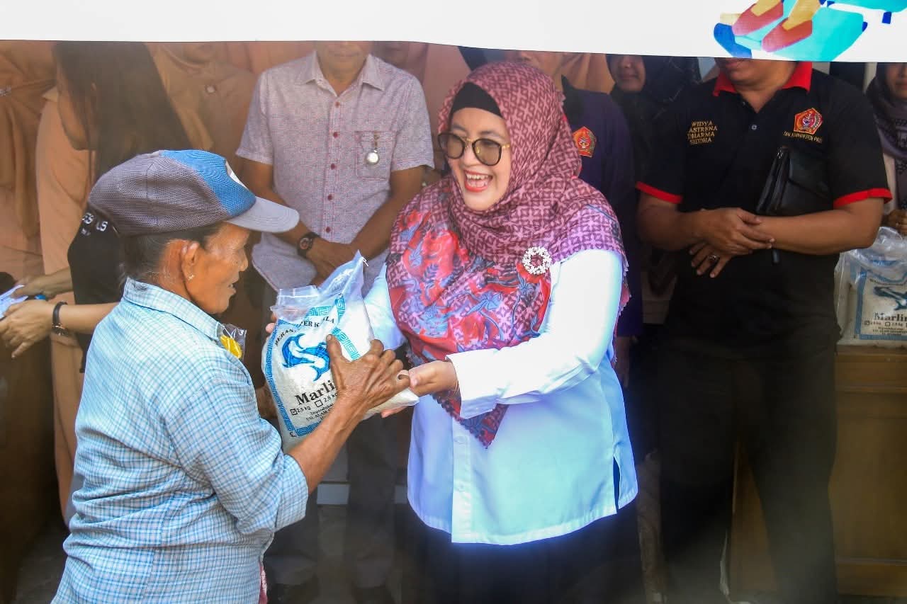 Ketua PMI Pati Atik Sudewo meninjau kegiatan donor darah yang berlangsung di aula kantor Diskominfo Pati.&nbsp;(DISKOMINFO PATI UNTUK RADAR KUDUS)