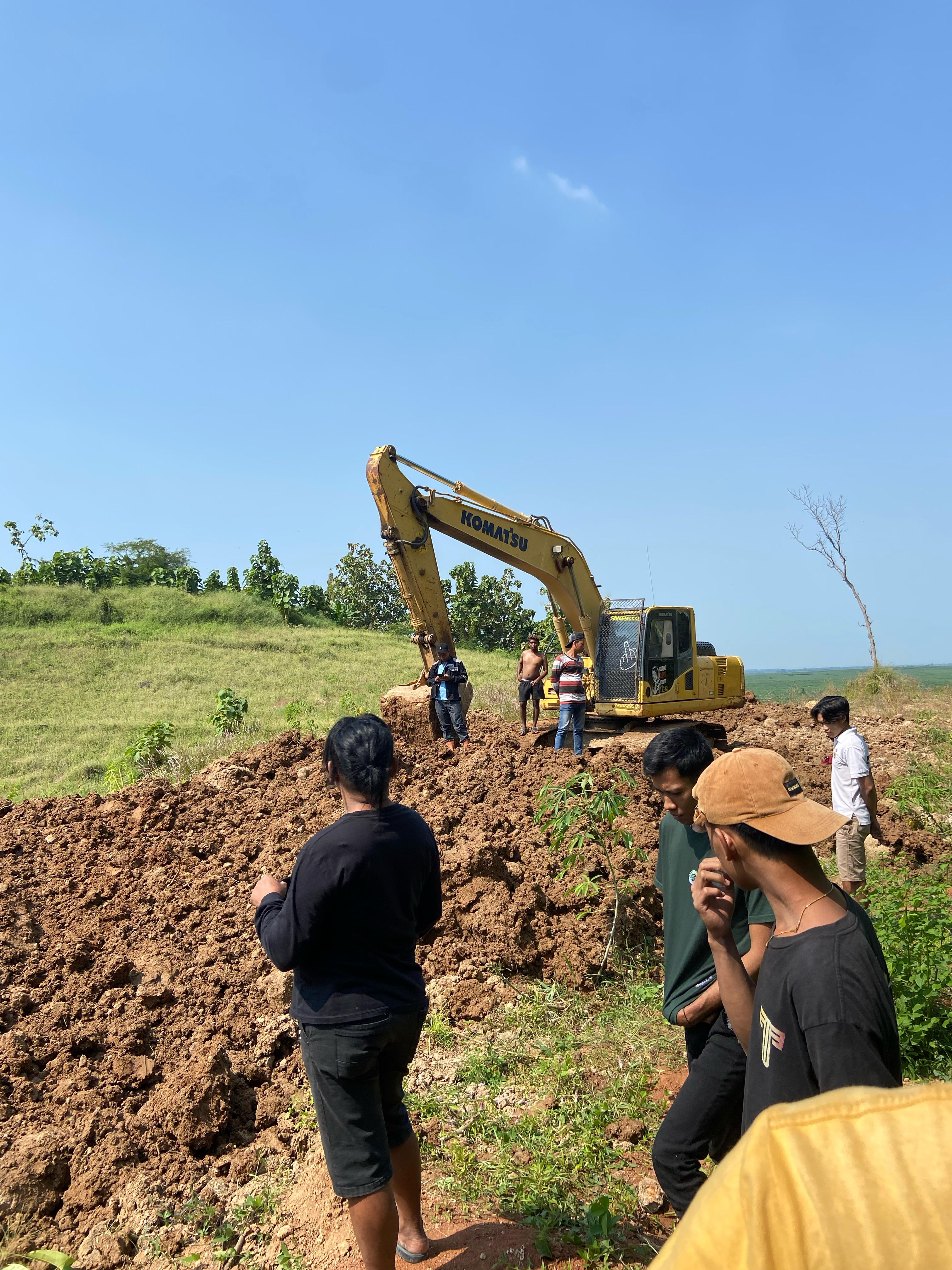 BERGEJOLAK: Para warga dengan pihak penambang sempat bersitegang kemarin.