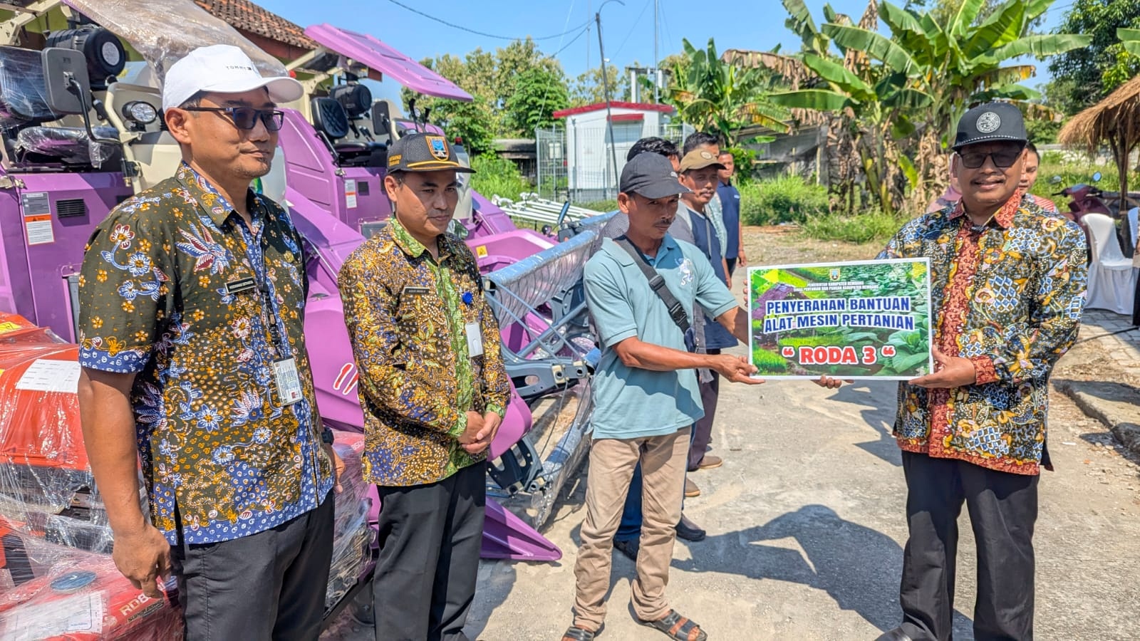 PENYALURAN : Bupati Rembang Harno memberikan bantuan alsintan kepada kelompok tani beberapa waktu lalu.