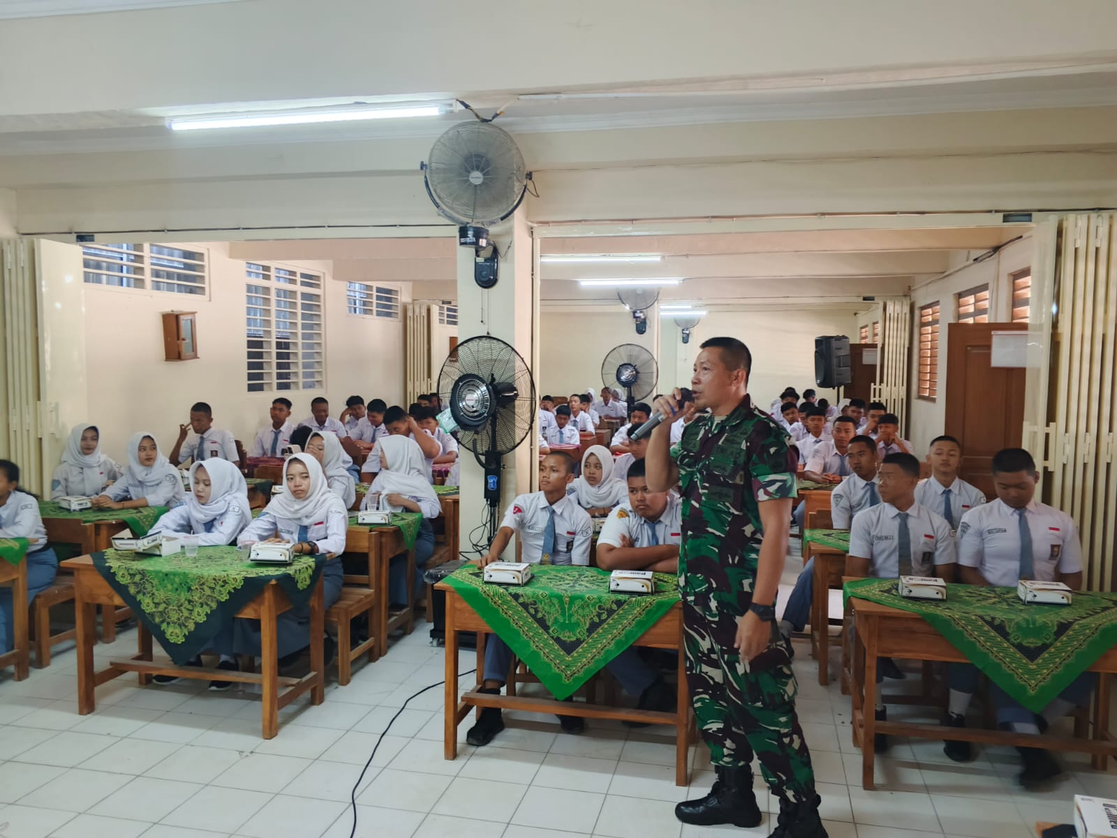 SOSIALISASI: Kodim 0717/Grobogan saat melakukan sosialisasi pencegahan kenakalan remaja di SMK Pemnas Purwodadi.