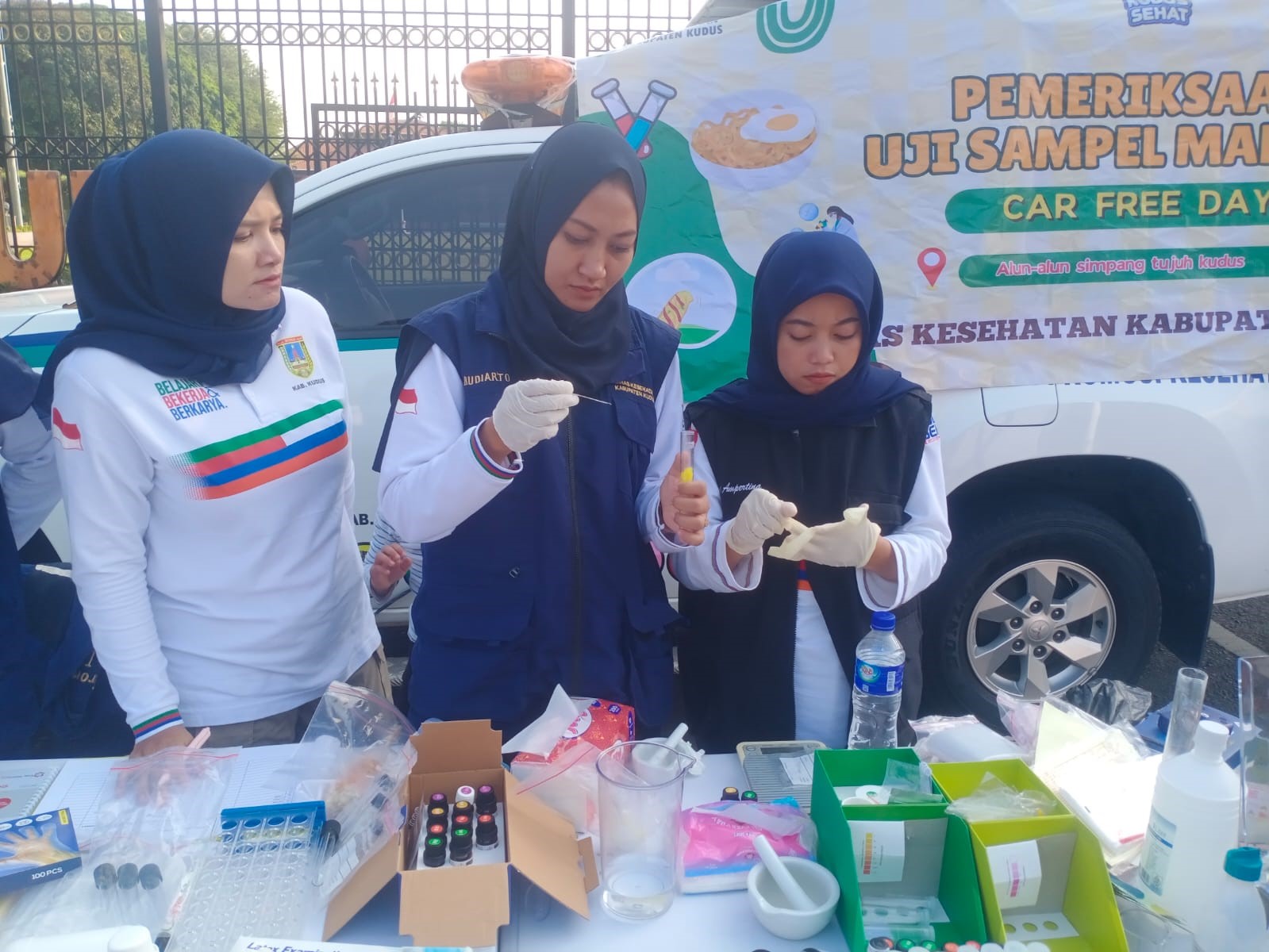 PERIKSA SAMPEL MAKANAN: Tim gabungan DKK Kudus dan BBPOM Semarang sedang menguji sampel makanan beberapa PKL CFD Kudus, pagi ini.