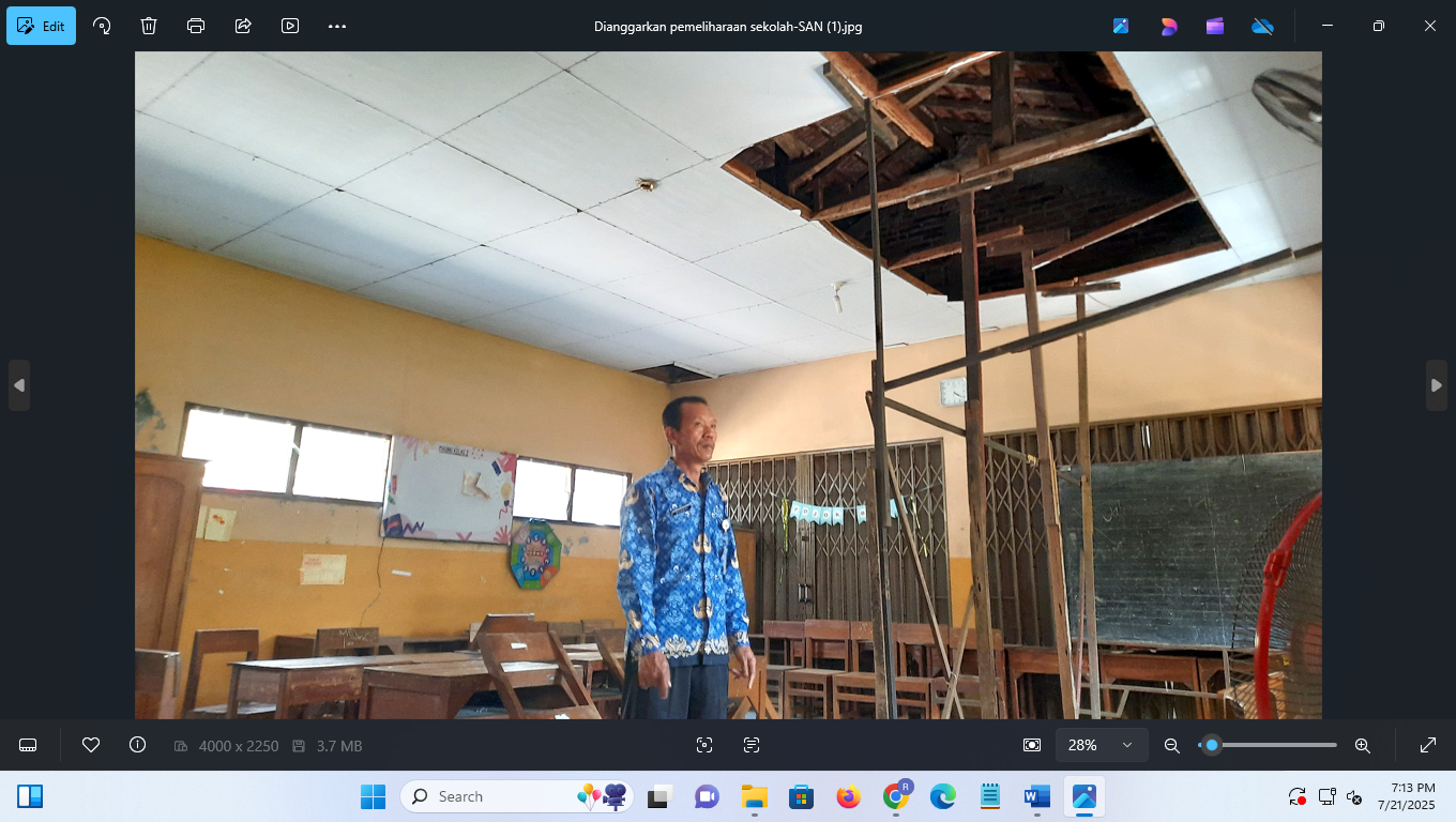 AMBROL: Ruang kelas II SD 5 Ngembalrejo disangga kayu yang plafonnya bolong.