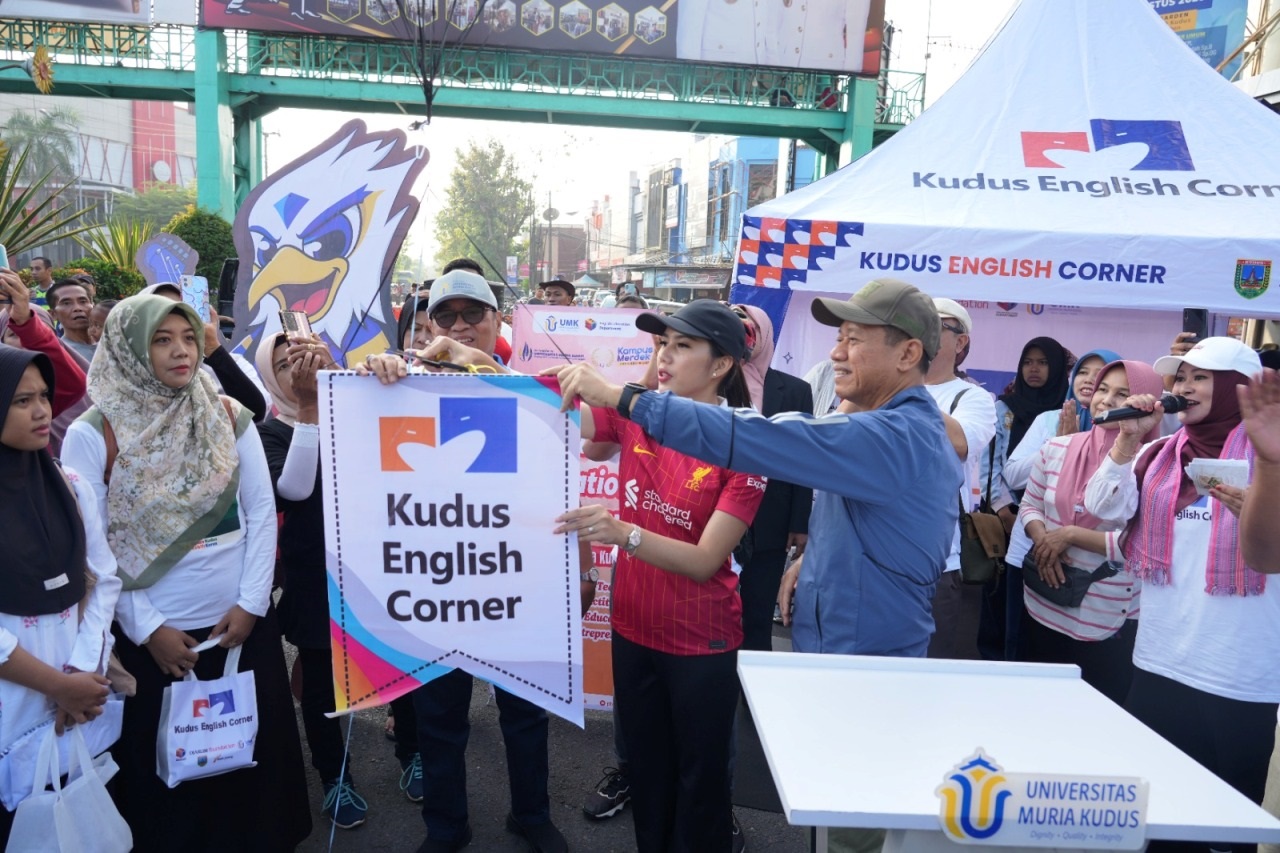 PERESMIAN: Bupati dan Wakil Bupati Kudus, serta Wakil Rektor IV UMK meresmikan program Kudus English Corner di CFD Alun-alun Simpang 7 Kudus, Minggu (20/7).