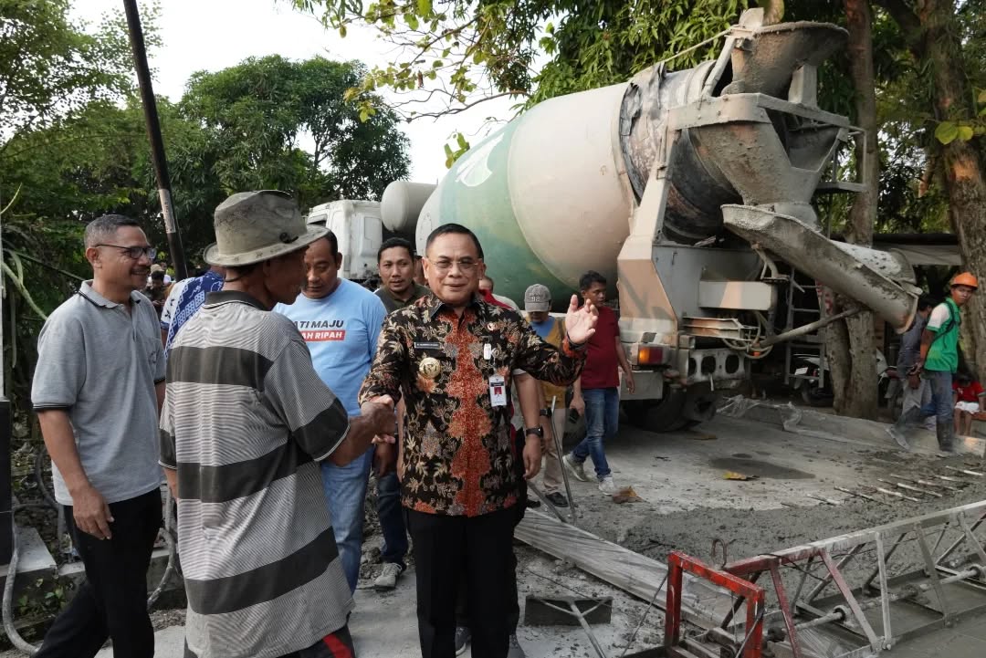 Bupati Sudewo saat meninjau pembangunan jalan di Desa Angkatan Lor Kecamatan Tambakromo. (DISKOMINFO PATI UNTUK RADAR KUDUS)
