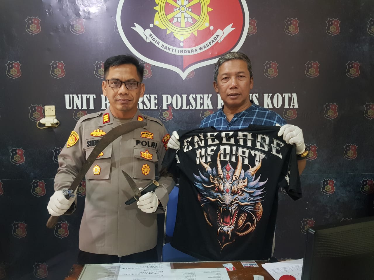 DIRINGKUS: Polisi menunjukkan barang bukti parang yang digunakam pelaku untuk beraksi.  &nbsp;