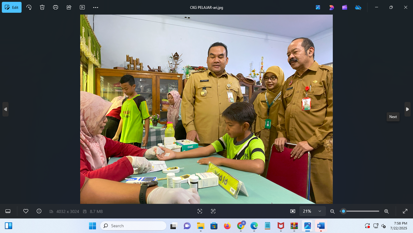 PEMERIKSAAN: Bupati Blora Arief Rohman melakukan peninjauan program cek kesehatan gratis untuk pelajar di SMP Negeri 1 Blora.