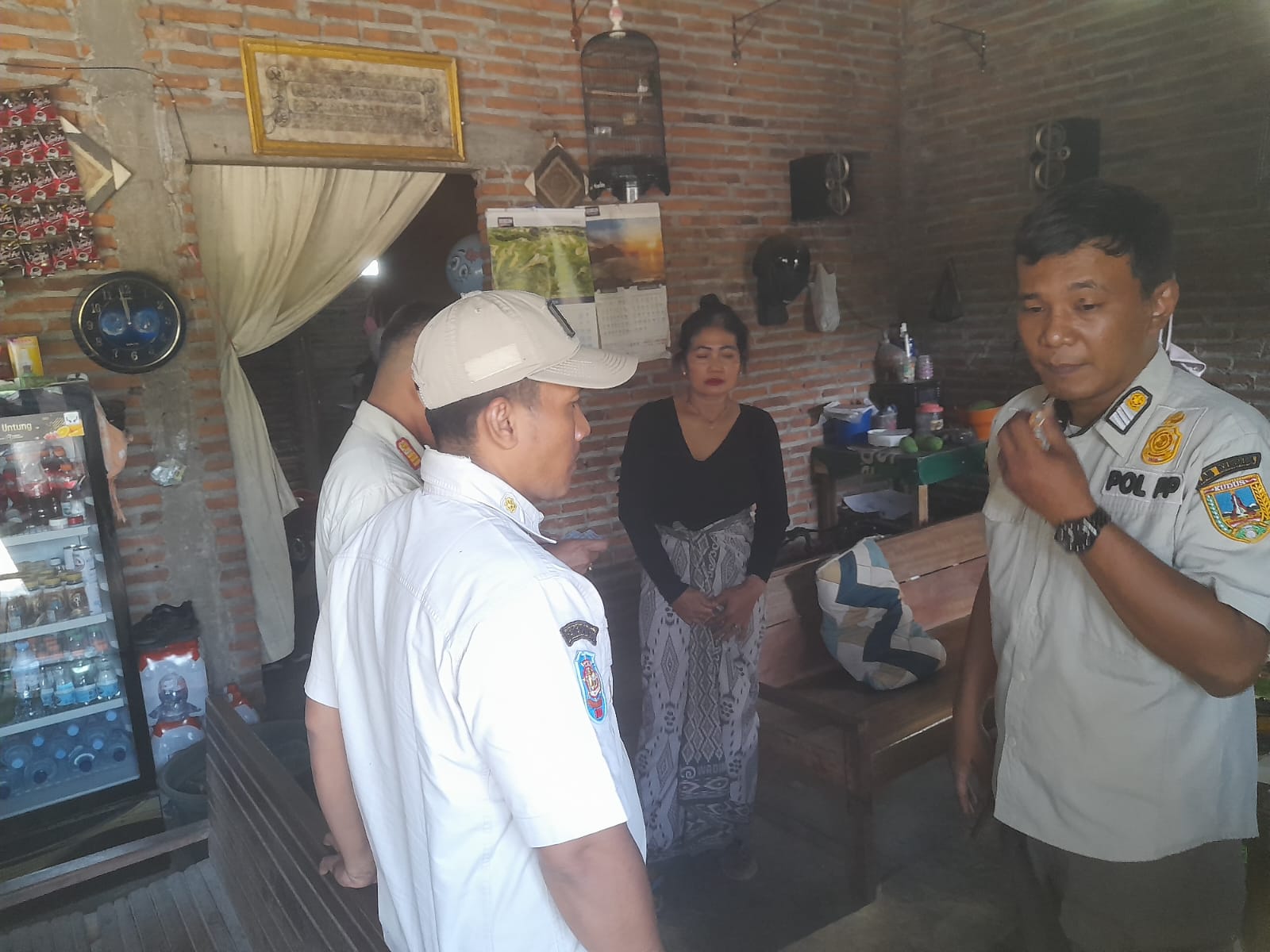 BERANTAS REMANG-REMANG: Satpol PP Kudus merazia warung yang diduga tempat praktik prostitusi di daerah Jalan Lingkar Selatan Kudus.