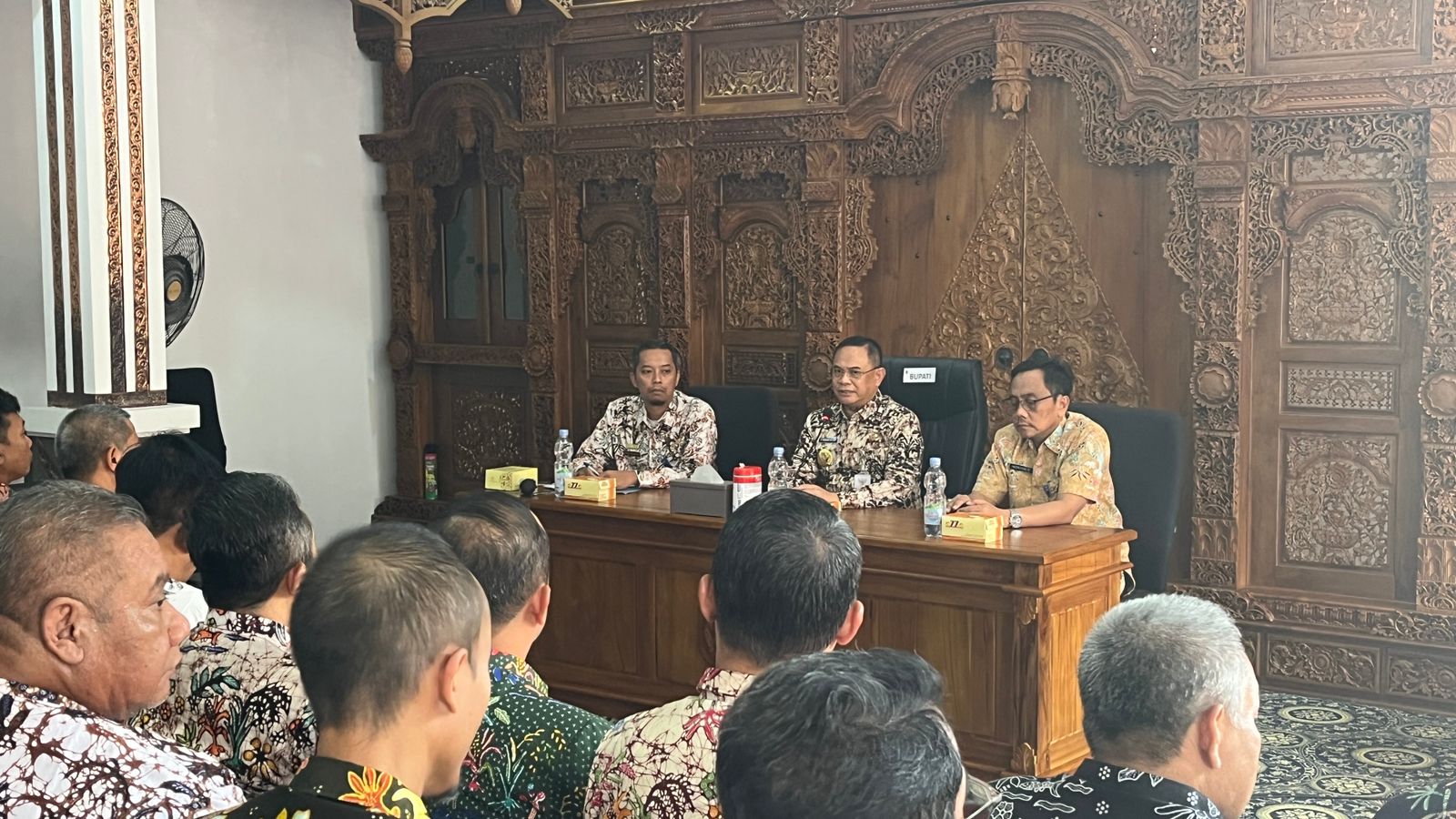 Bupati Pati Sudewo saat menggelar rakor pendidikan bersama para korwil pendidikan dan para camat. (DISKOMINFO PATI UNTUK RADAR KUDUS)