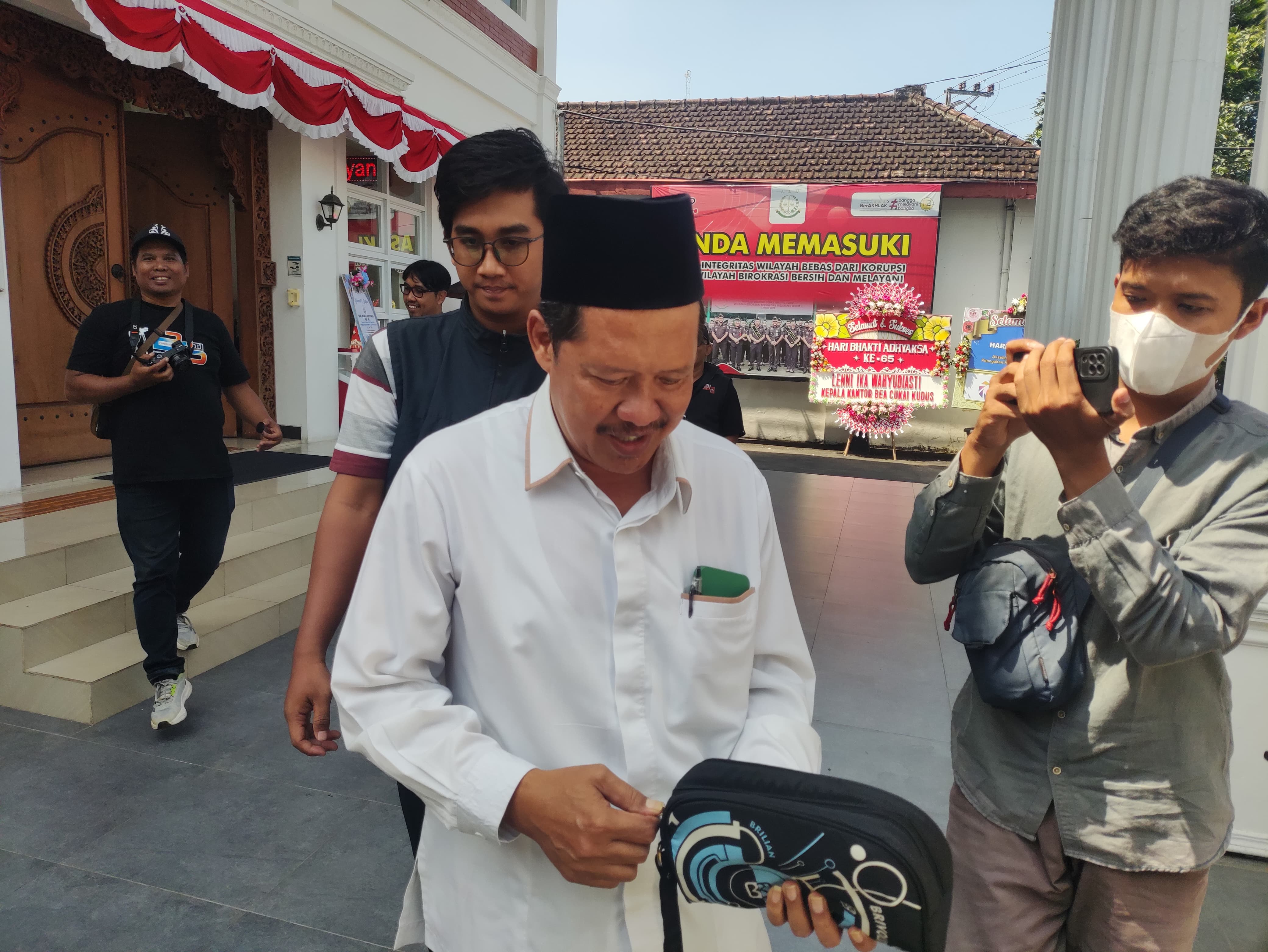 DIKEMBALIKAN: Ketua PCNU Kudus Asyrofi Masyitoh meninggalkan kantor Kejaksaan Negeri Kudus.   &nbsp;