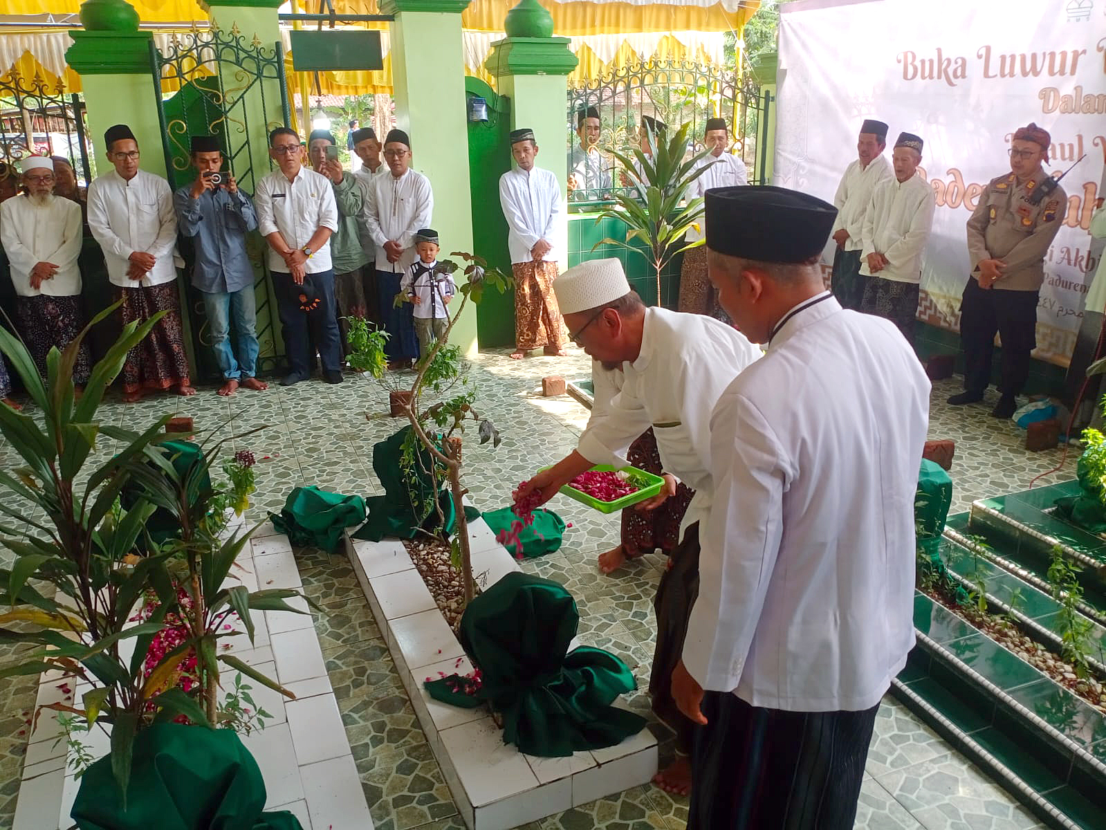 GANTI PENUTUP: Panitia haul mengganti luwur dan menabur bunga ke makam Raden Muhammad Syarif pada Rabu (23/7).