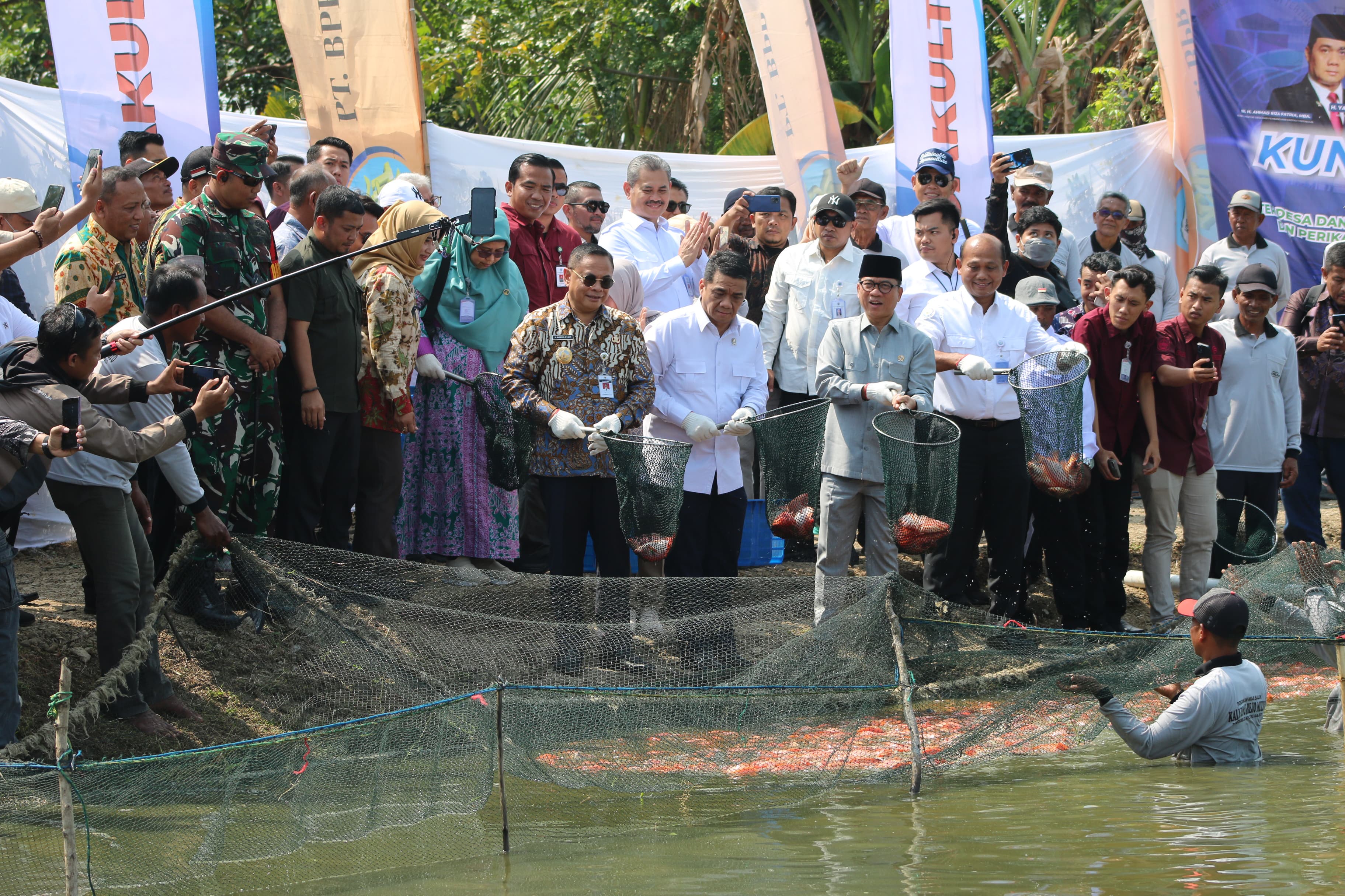 Bupati Pati Sudewo bersama Menteri Desa dan Dirjen KKP menangkap ikan nila salin di area tambak di Tayu. (DISKOMINFO PATI)