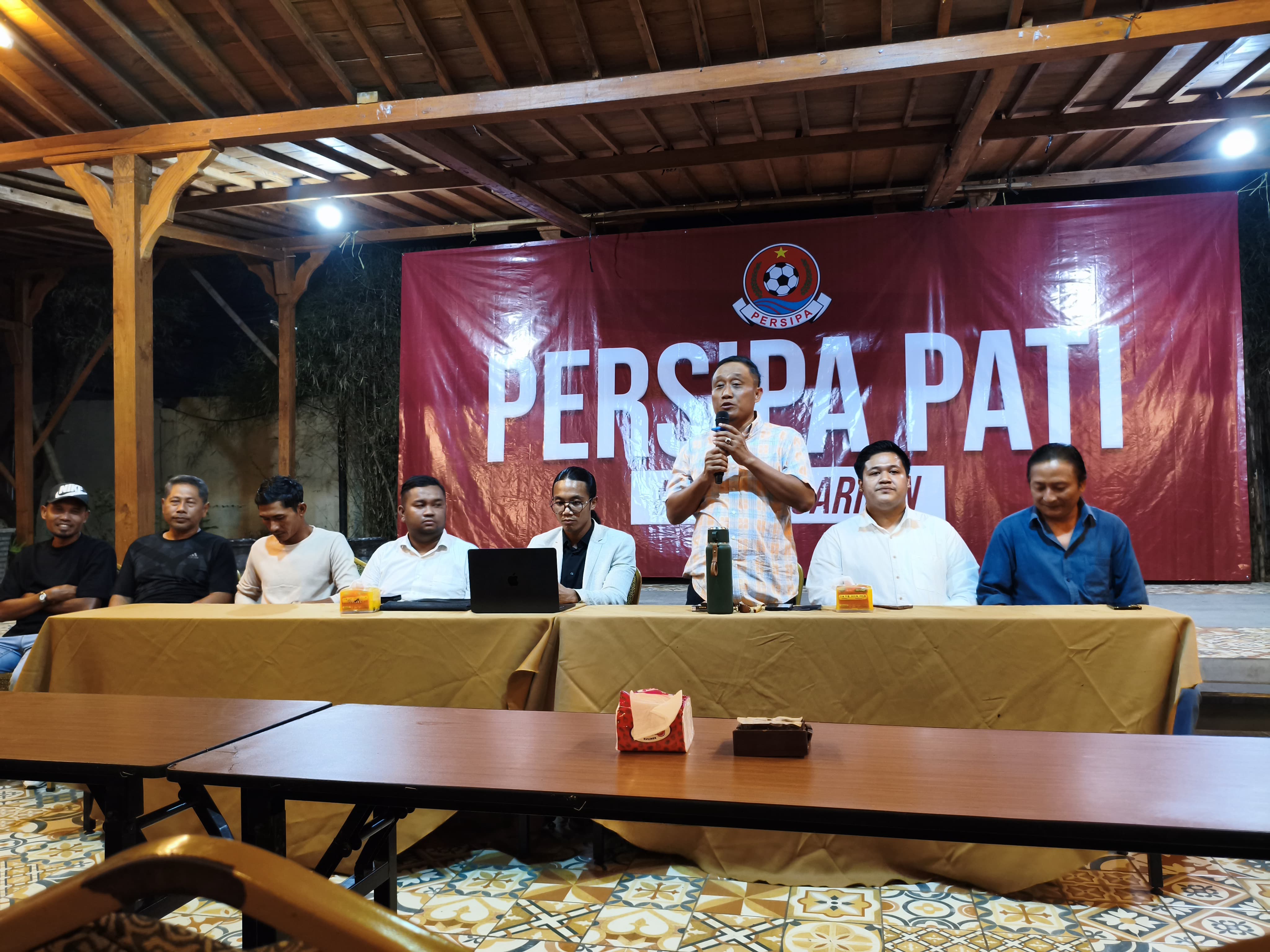 Komisaris Persipa Pati Saiful Arifin memperkenalkan jajaran manajemen dan tim pelatih Persipa Pati. (ACHMAD ULIL ALBAB/RADAR KUDUS)