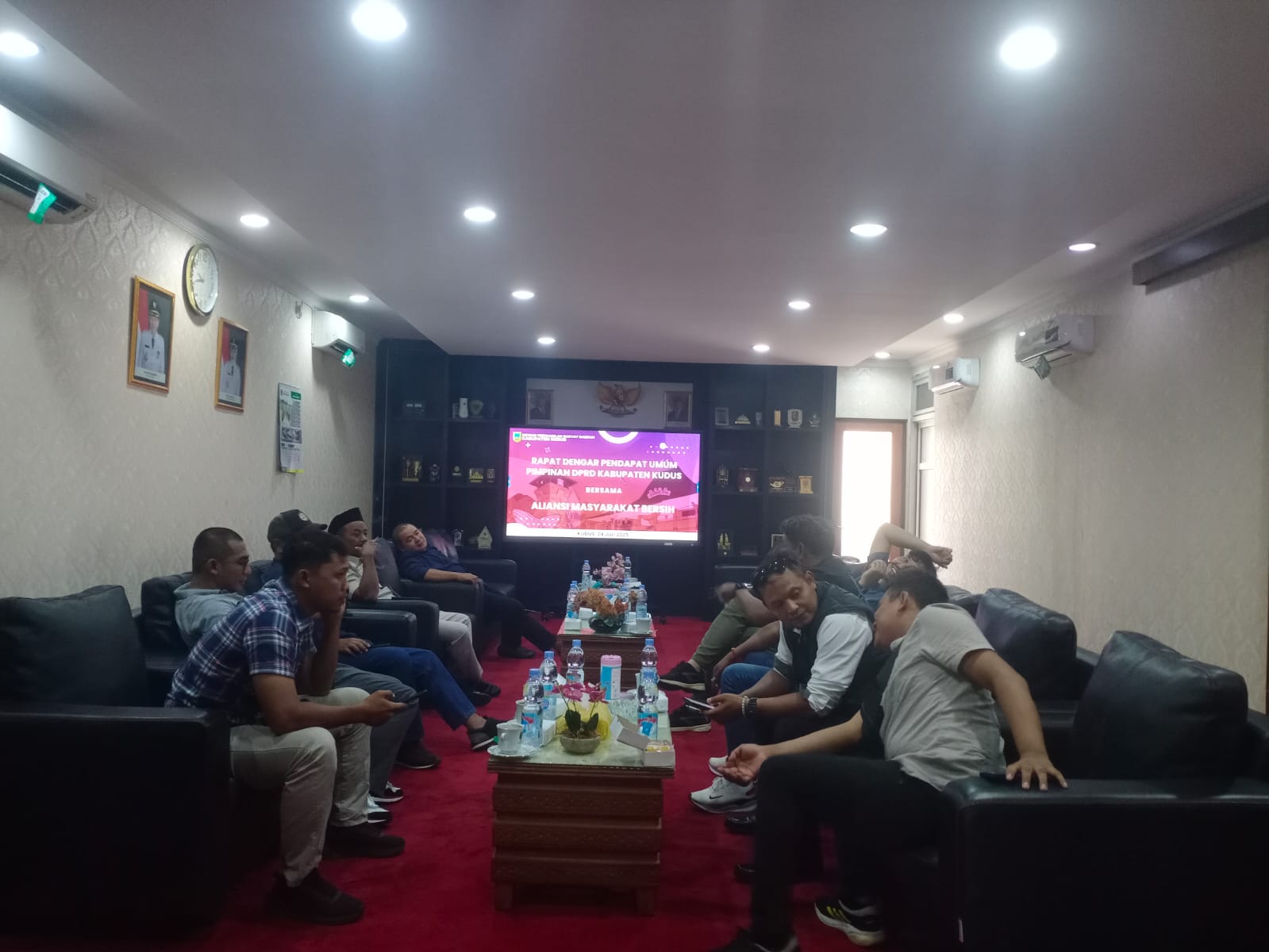 AUDIENSI: Sekelompok masyarakat menggelar rapat audiensi bersama ketua DPRD Kudus di Gedung DPRD Kudus, kemarin.