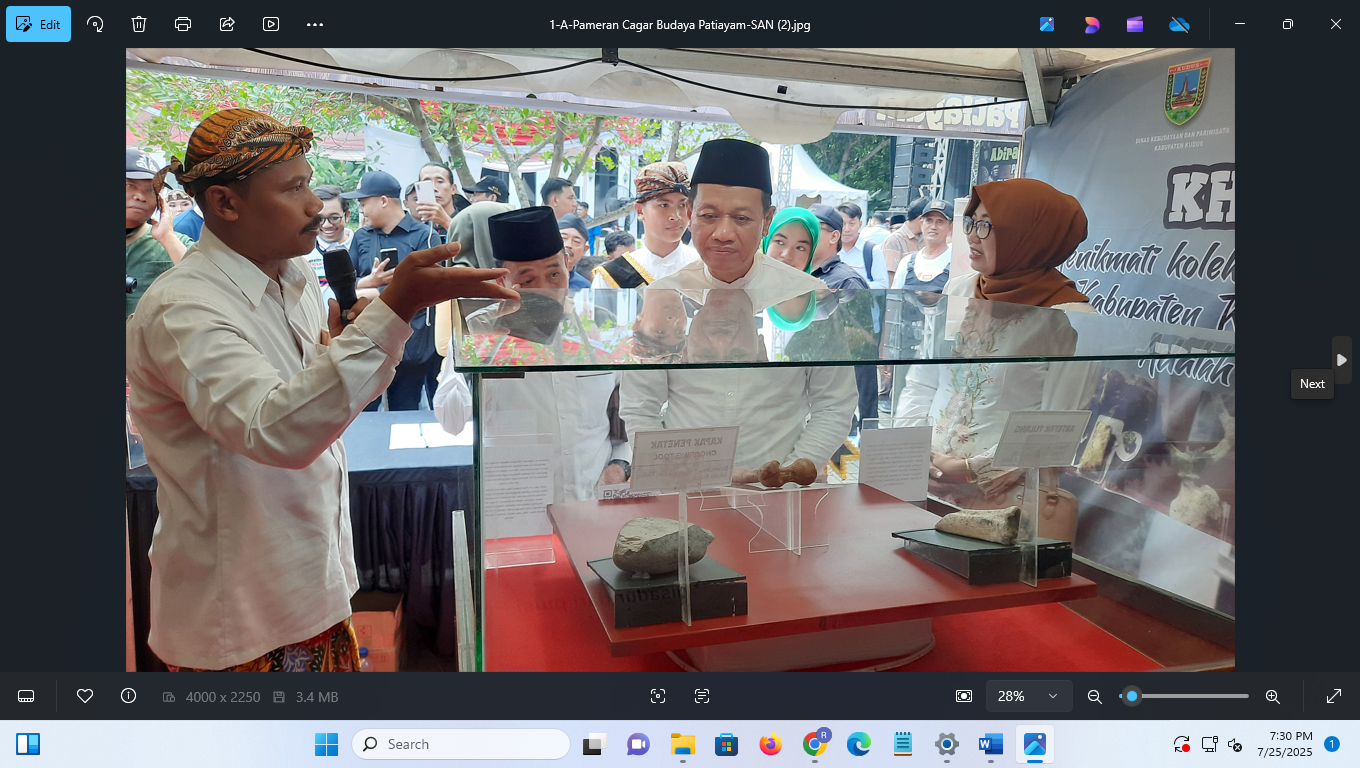 PENINGGALAN: Bupati Kudus Sam&rsquo;ani Intakoris (dua dari kanan) melihat stan Museum Song Terus Pacitan.