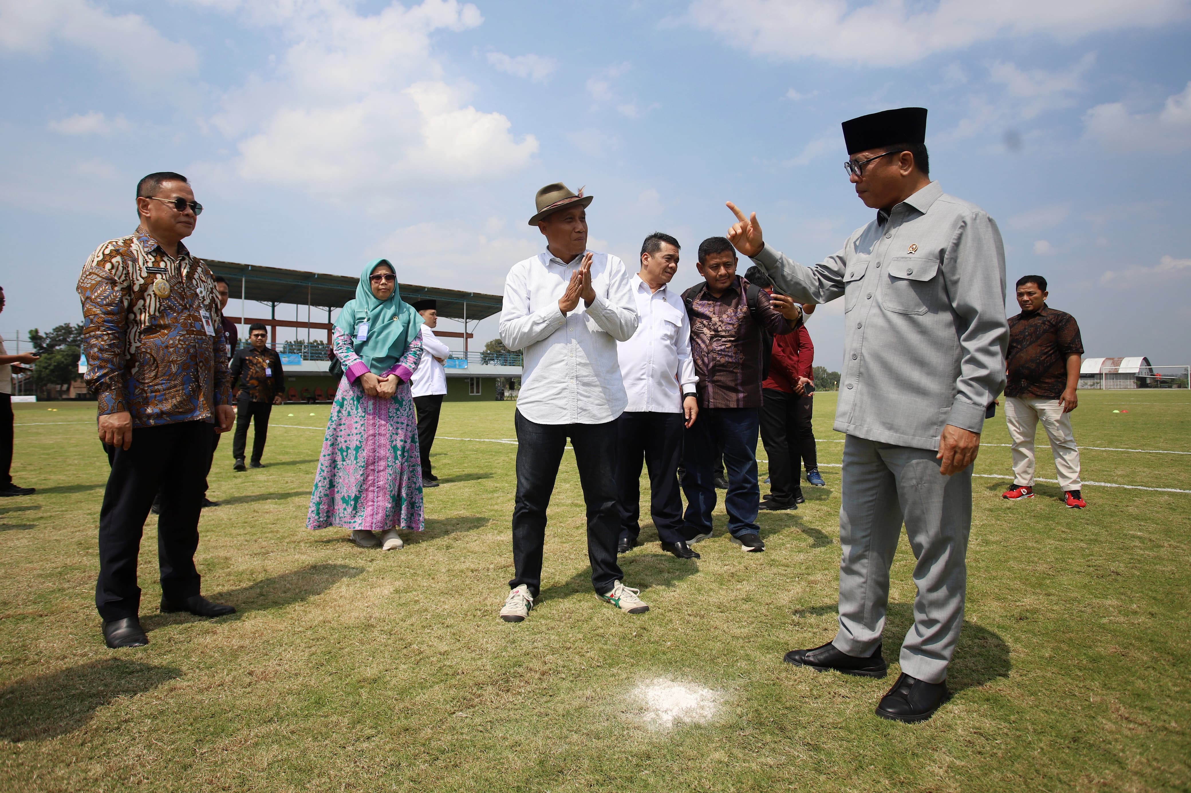 SINERGI : Menteri Desa Yandri Susanto saat berkunjung ke Gelora Soekarno Mojoagung Trangkil Pati, Kamis (24/7). (SPSS UNTUK RADAR KUDUS)