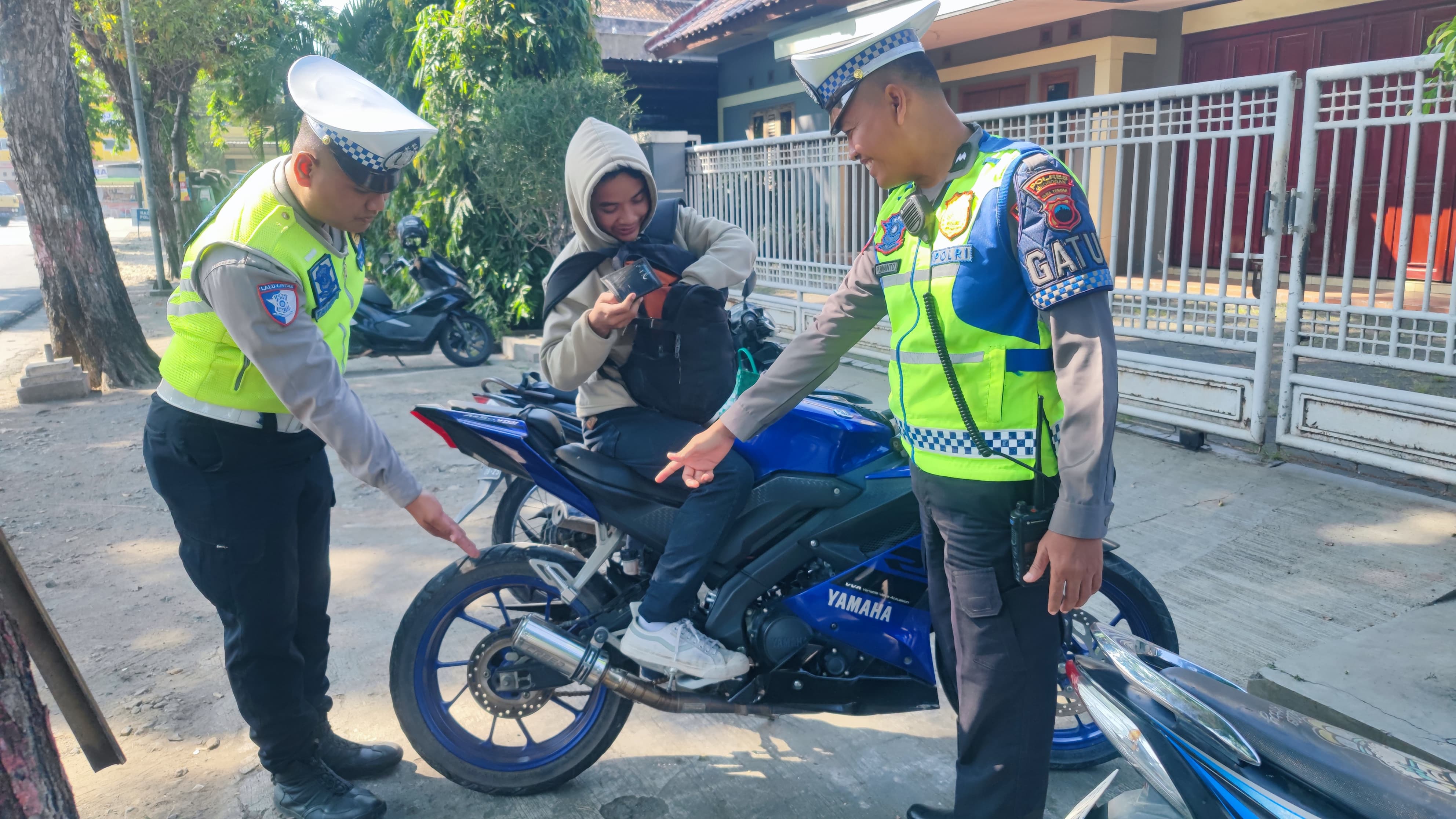 DITILANG: Satlantas Polres Grobogan saat menindak sejumlah pelanggar saat Ops Patuh Candi 2025.