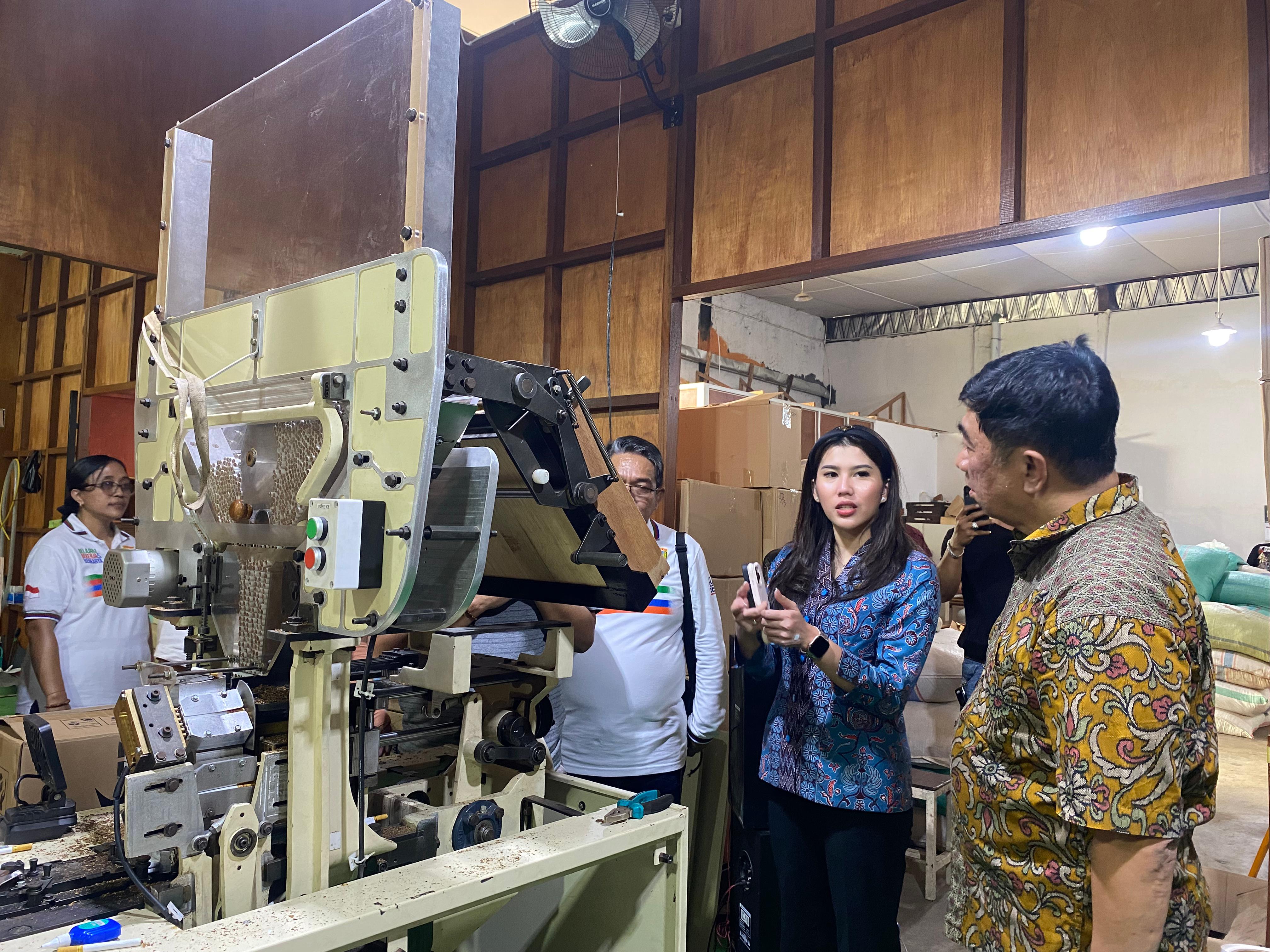 TERPUKAU: Wakil Bupati Kudus Bellinda Birton mendampingi pemerintah Kabupaten Garut saat berkunjung di KIHT Kudus.