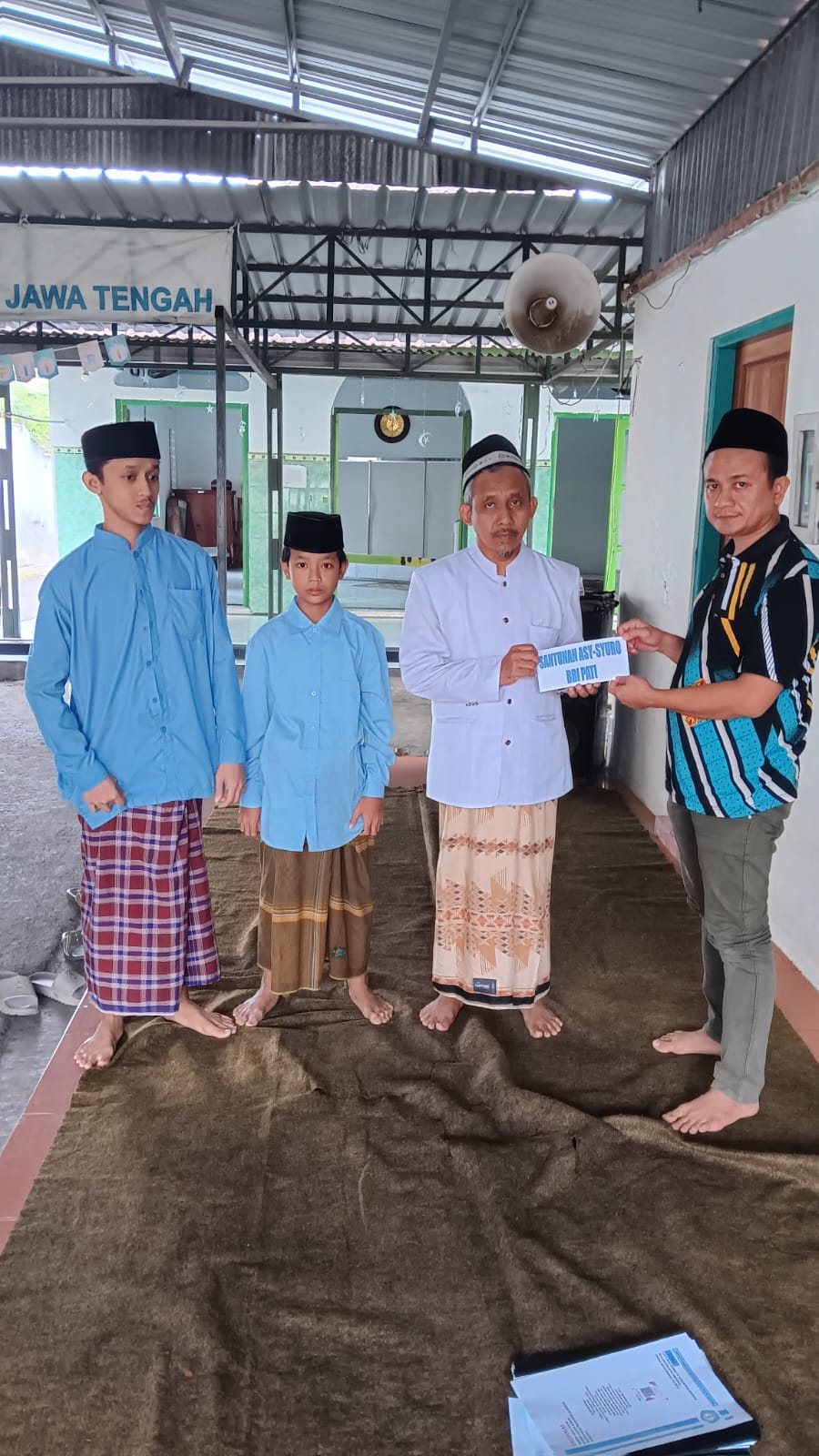 BERI BANTUAN : Ketua YBM BRILiaN Kantor Cabang Pati, Zaenal Musthofa (Kanan) menyerahkan Santunan secara Simbolis kepada perwakilan Ponpes Yatim Dhuafa Al Hikam beberapa waktu lalu.