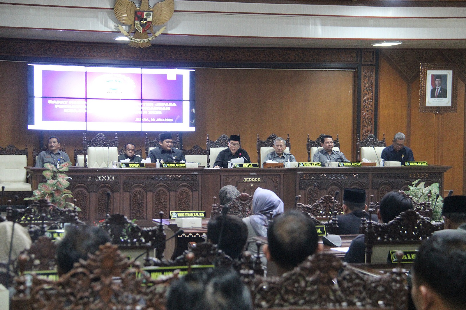 KHIDMAT: Agus Sutisna sampaikan poin-poin penting dalam Rapat Paripurna di DPRD Jepara Senin (28/7).