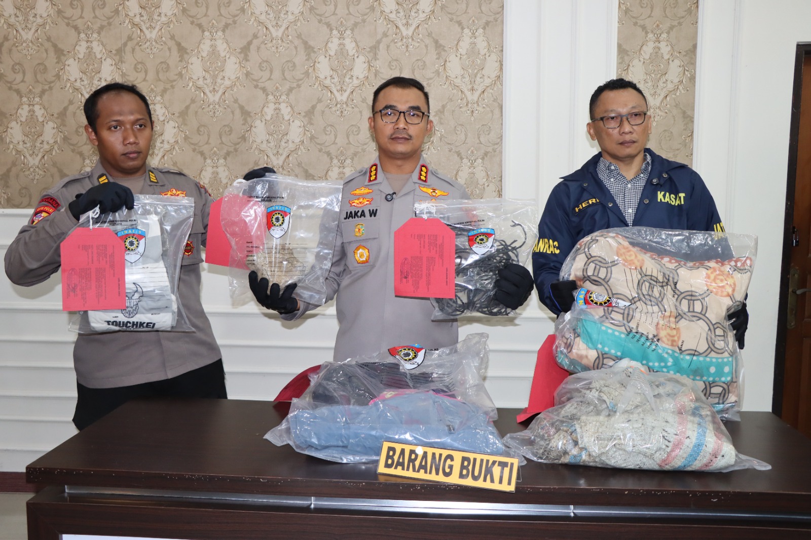 Barang bukti korban pembunuhan berhasil diamankan oleh petugas.