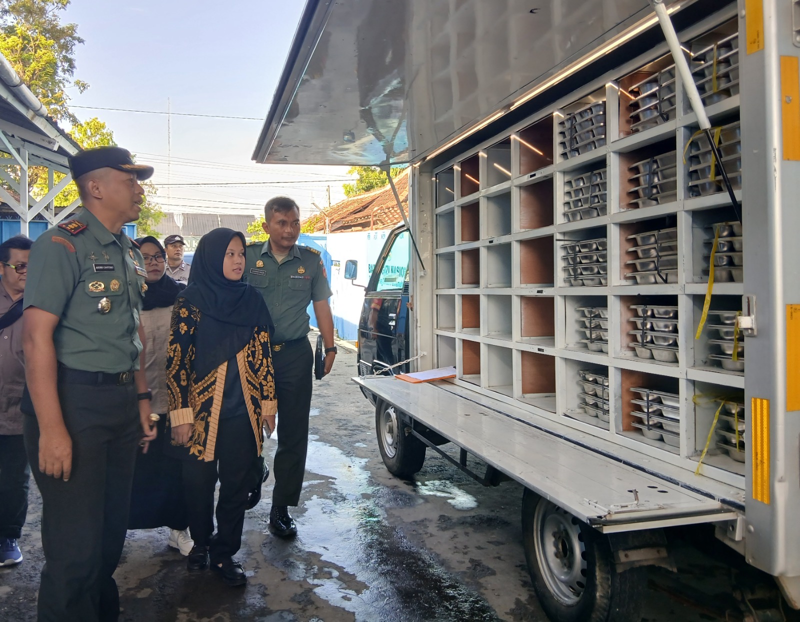 PANTAU: Dandim 0721/Blora Letkol Inf Agung Cahyono (paling kiri) saat mengecek penditribusikan MBG di wilayah Kecamatan Kota.