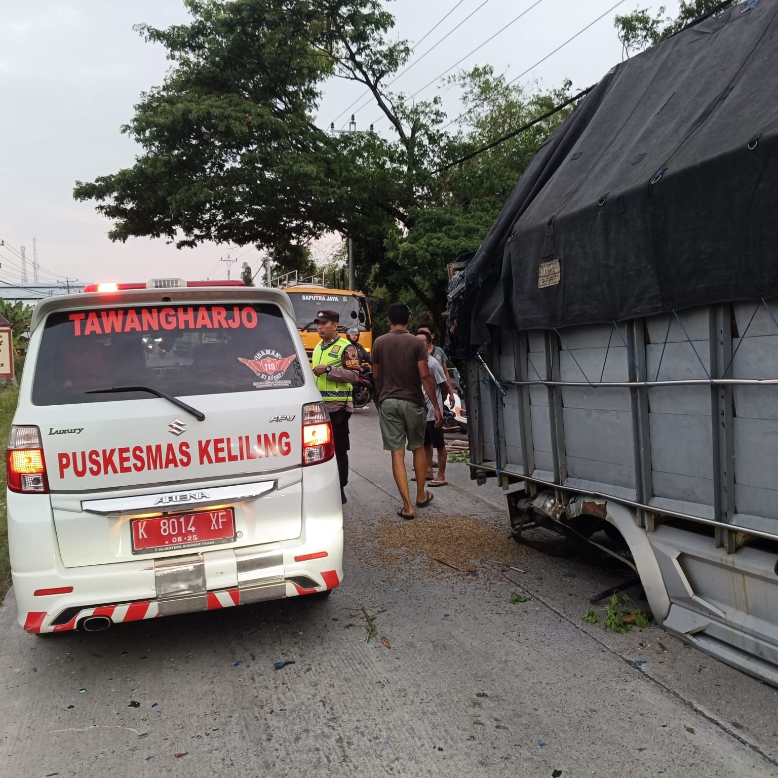EVAKUASI: Ambulans Puskesmas Tawangharjo saat melakukan evakuasi laka lantas di sebelah arat SPBU Mayahan Kecamatan Tawangharjo.