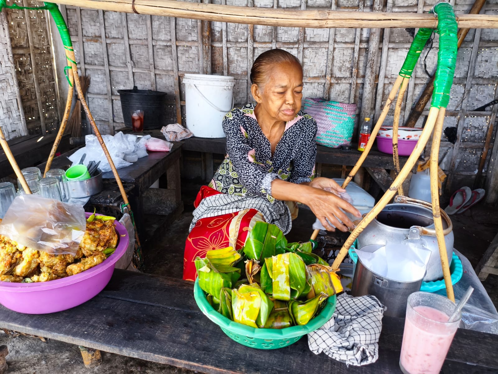 LEGENDARIS : Hartini, 62, sedang melayani pembeli es dawet di warungnya di pojok Puskesmas Jekulo Kudus. (ACHMAD ULIL ALBAB/RADAR KUDUS)