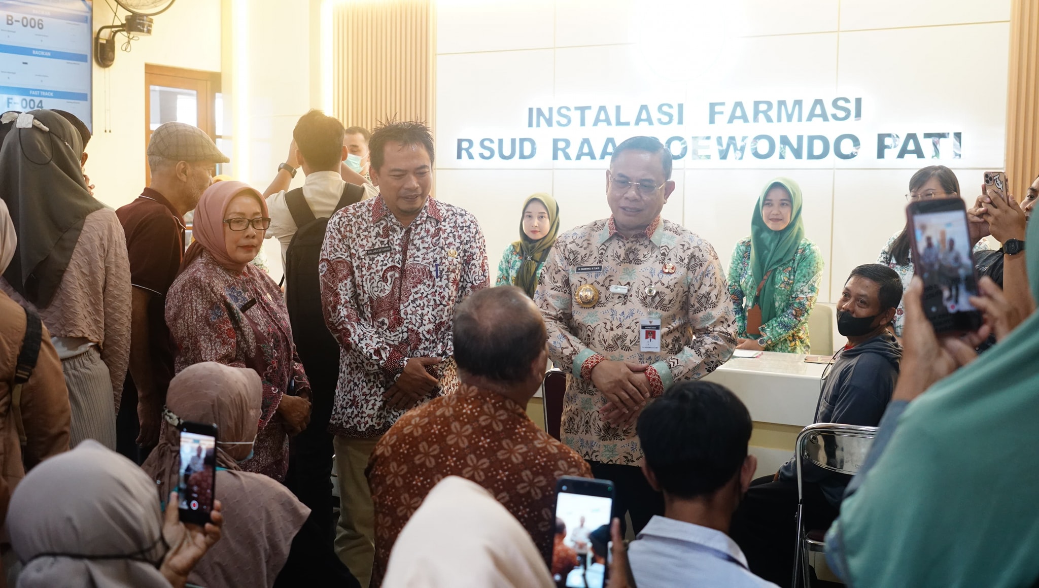 Bupati Pati Sudewo mengunjungi instalasi farmasi RSUD RAA Soewondo untuk memastikan progres perbaikan pelayanan. (HUMAS PEMKAB PATI)