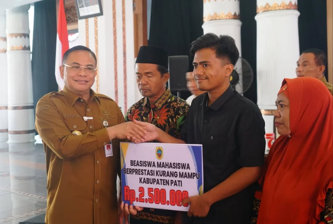 Ahmad Amirul Murtadho saat kelulusan SMAN 1 Pati beberapa waktu yang lalu. Lolos Jurusan Kedokteran, Anak Buruh Serabutan Dapat Beasiswa Khusus dari Bupati Pati Sudewo.