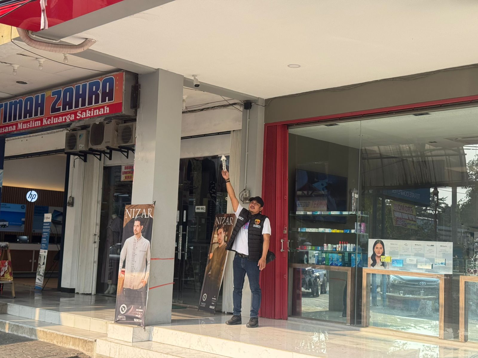 DITUNJUKKAN: Polsek Pati melakukan olah TKP di kawasan Simpang Lima Pati kemarin.