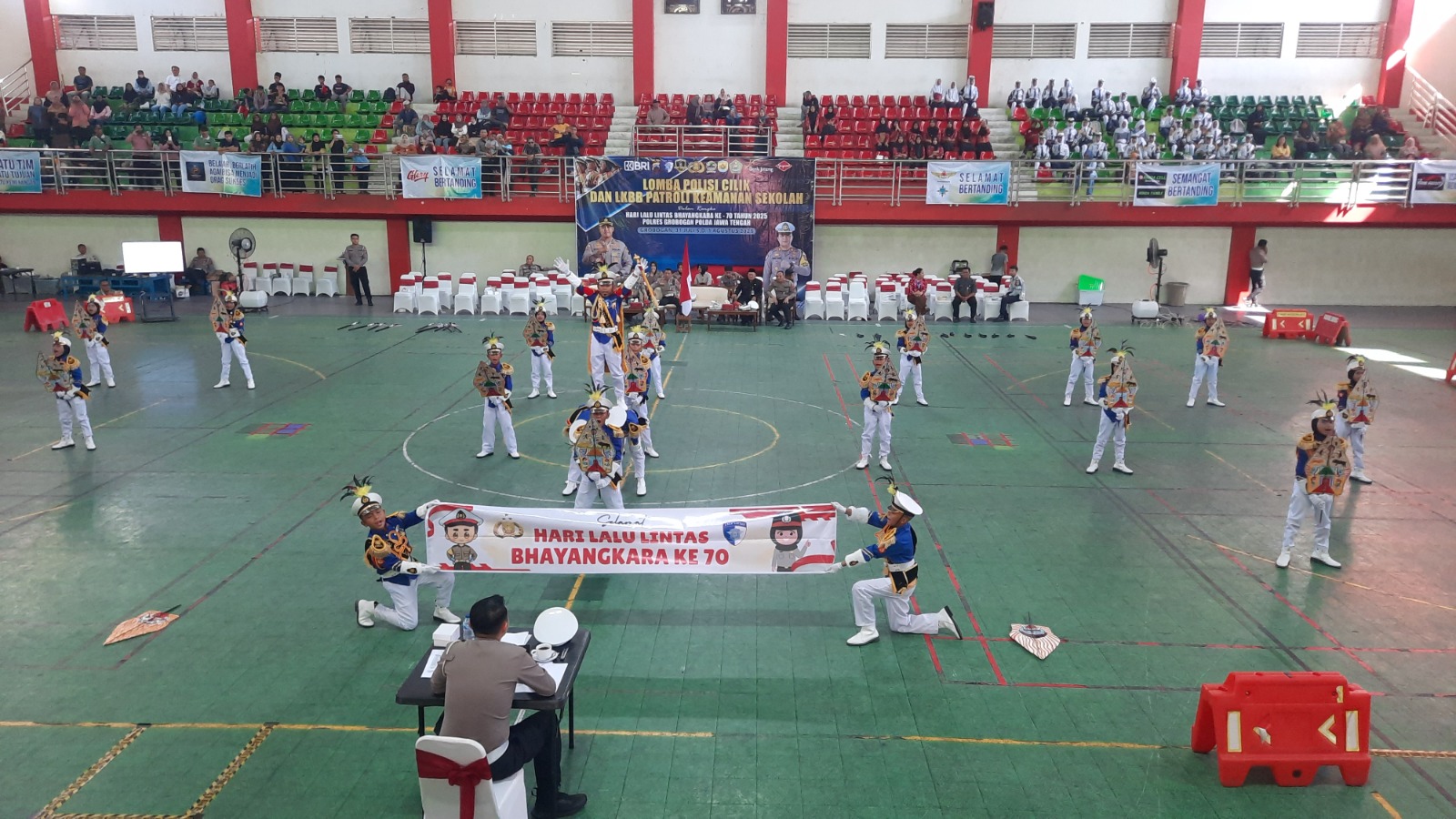 LOMBA: Salah satu SD/MI saat tampil di lomba Pocil Grobogan di GOR Bung Karno Simpang Lima PUrwodadi.