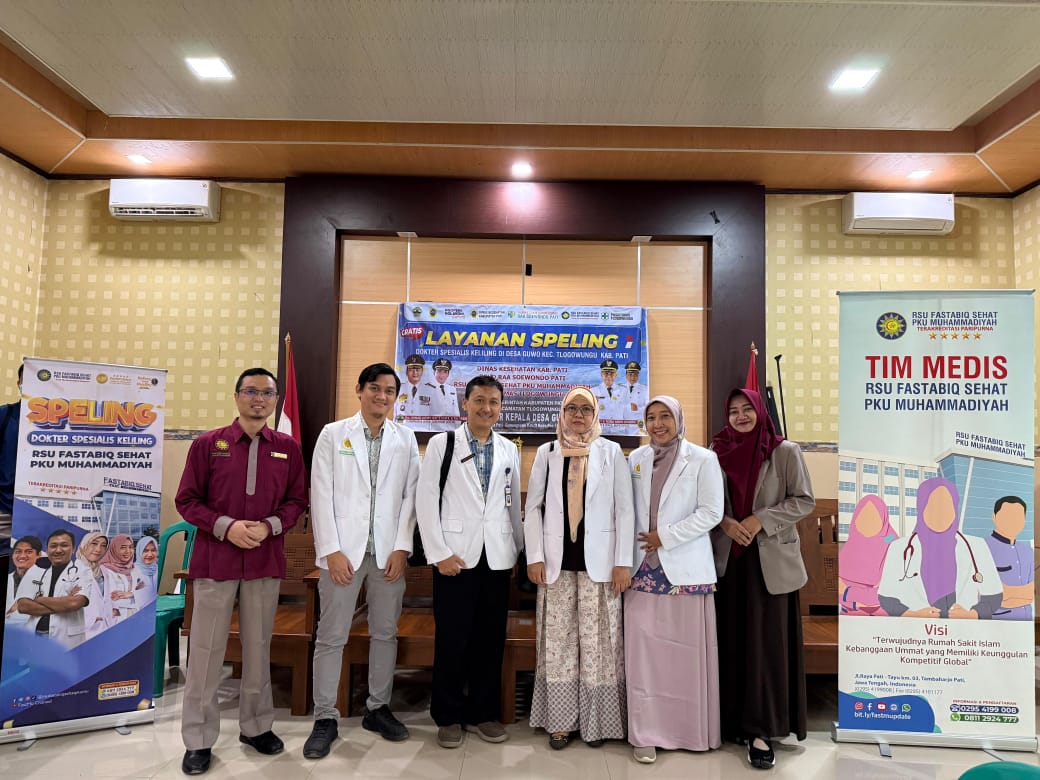 BERKUMPUL: Para Dokter Spesialis RSU Fastabiq Sehat PKU Muhammadiyah di dampingi Direktur Utama dan Direktur Medis siap melayani pasien dalam program Layanan SPELING di Desa Guwo Tlogowungu.