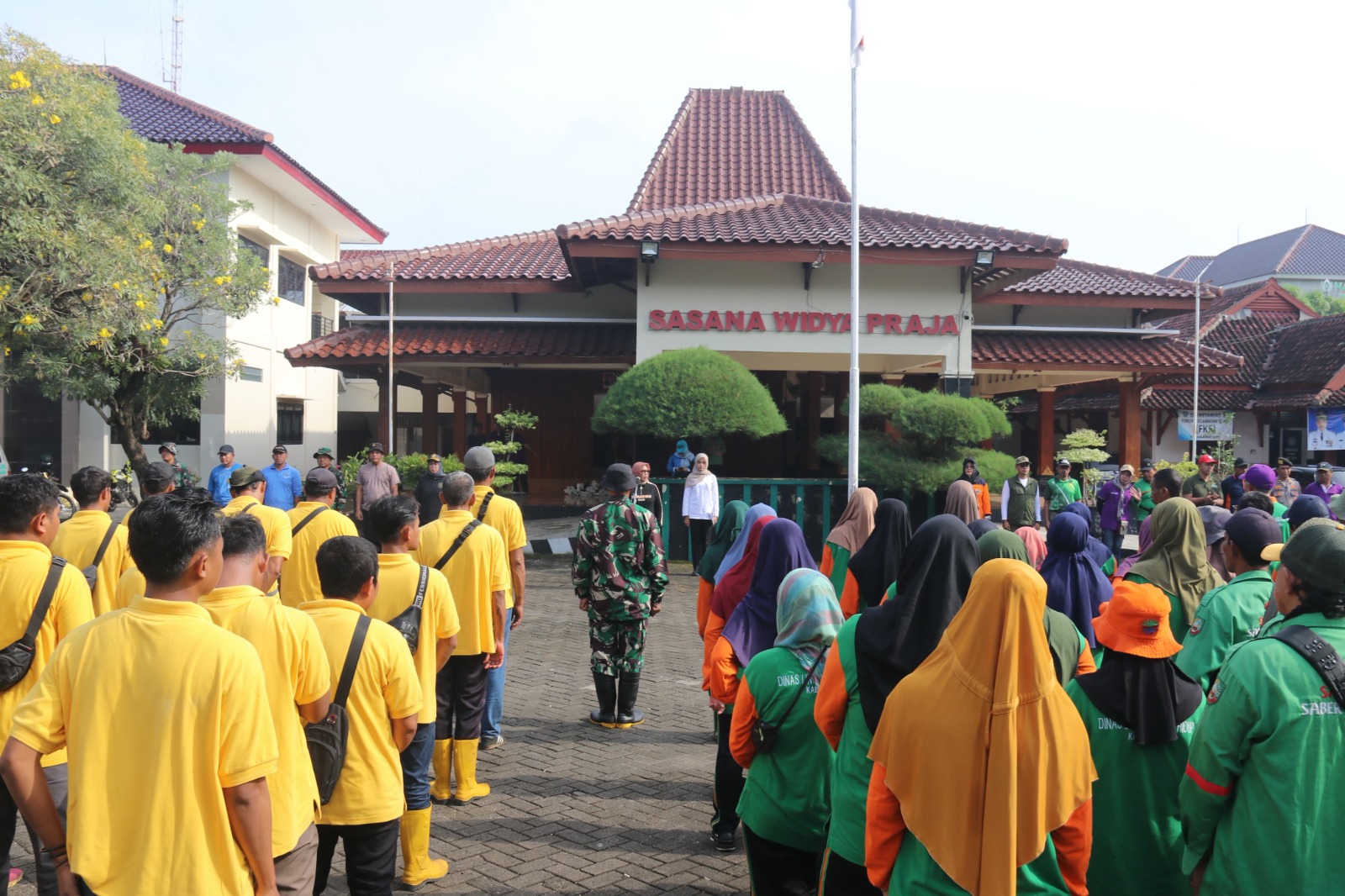 Sekretaris Daerah Kabupaten Blora Komang Gede Irawadi PEMANTAPAN: Wakil Bupati Blora Sri Setyorini saat memimpin apel kebersihan di Kecamatan Cepu belum lama ini.