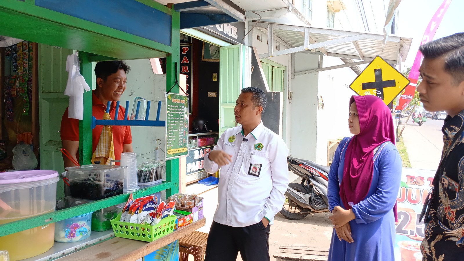 PEDULI: Kepala Kantor Kemenag Jepara meninjau guru madin dan TPQ yang mendapat akses bantuan permodalan usaha pada Selasa (5/8).