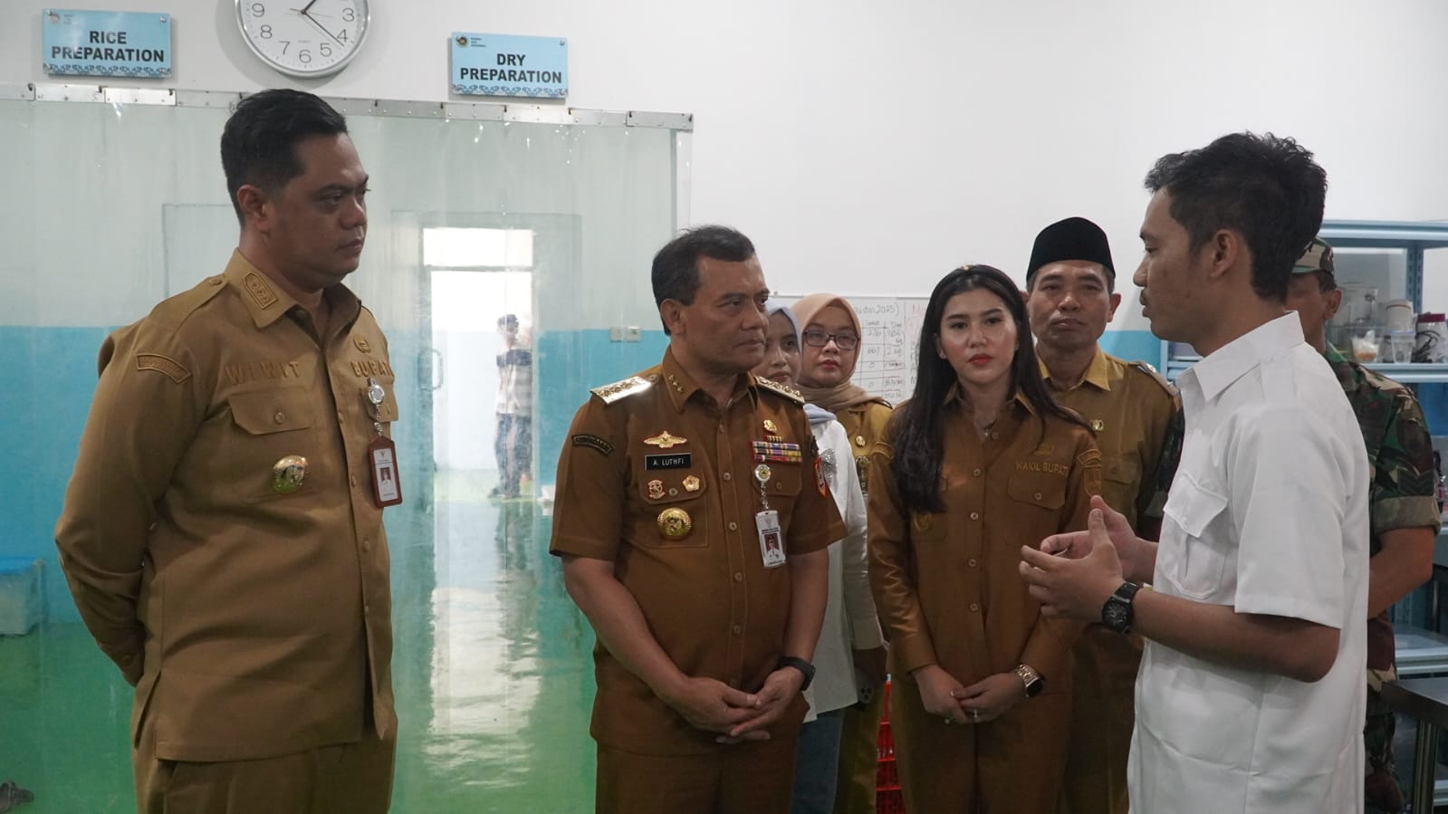 SIAP OPERASI: Gubernur Jawa Tengah Ahmad Luthfi didampingi Witiarso Utomo dan Wabup Kudus Bellinda mengecek ruang operasional dapur MBG Senin (4/8).