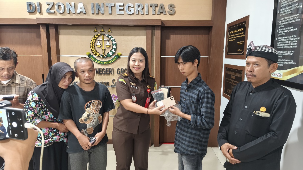 BEBAS: Tersangka Gilang Surya mahasiswa pencuri handphone dapat RJ dari Kejari Grobogan