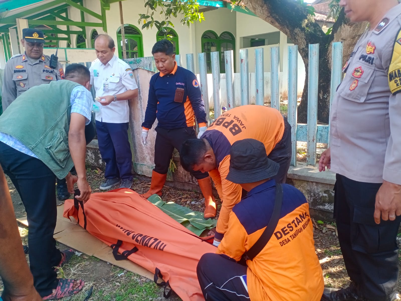 EVAKUASI: Tim gabungan BPBD Kudus mengevakuasi mayat yang ditemukan meninggal di Desa Tenggeles RT 3/2.