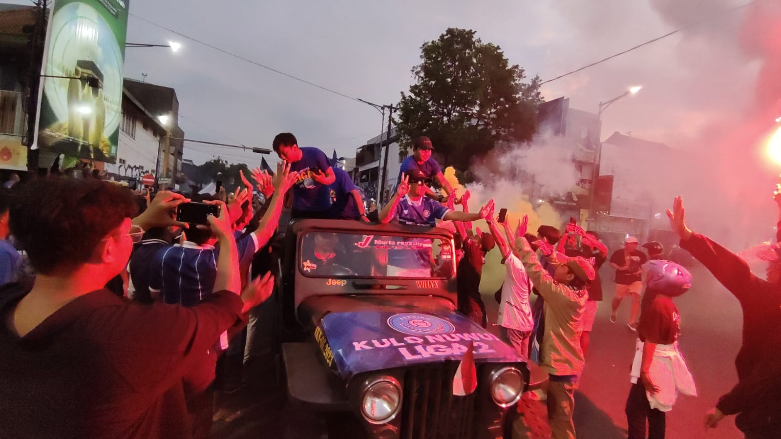&nbsp;  ADA KETERTARIKAN: Suporter menyambut tim Persiku usai berhasil promosi ke Liga 2.  &nbsp;
