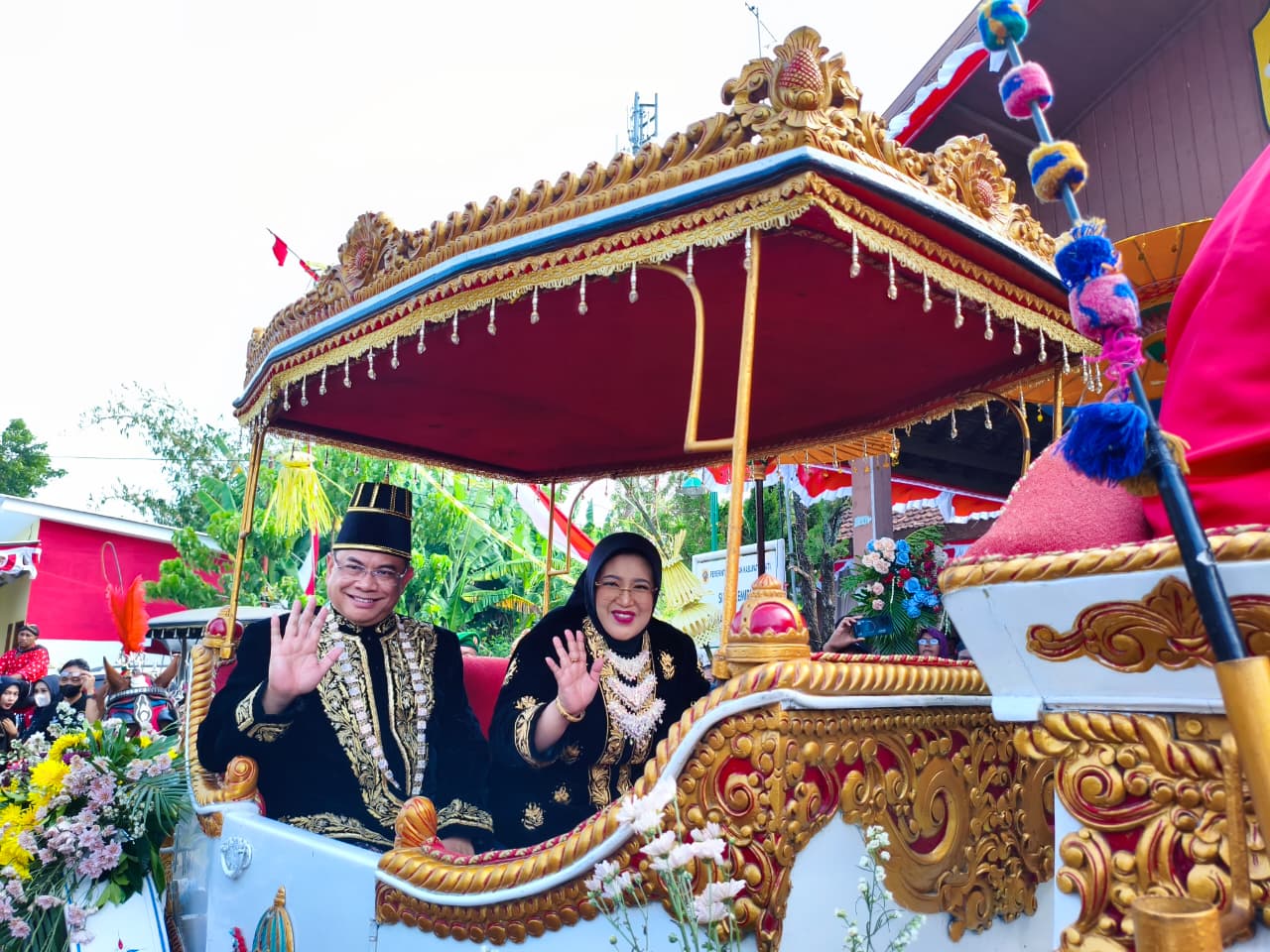Bupati Pati Sudewo beserta istri menaiki kereta kencana dalam prosesi Kirab Boyongan.