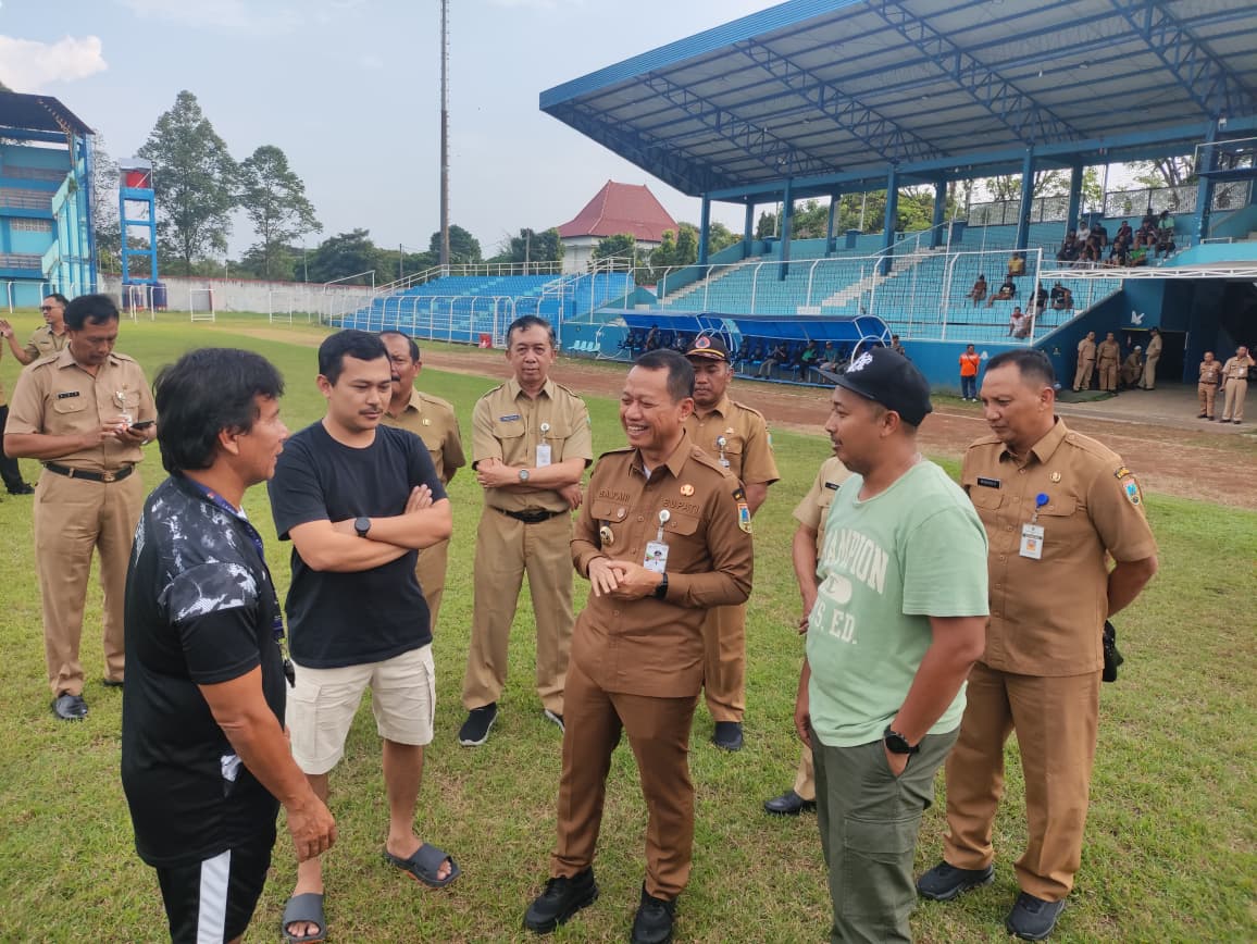 DIUNDUR: Dirut Persiku bersama Bupati Kudus Sam&rsquo;ani Intakoris saat meninjau Stadion Wergu Wetan.