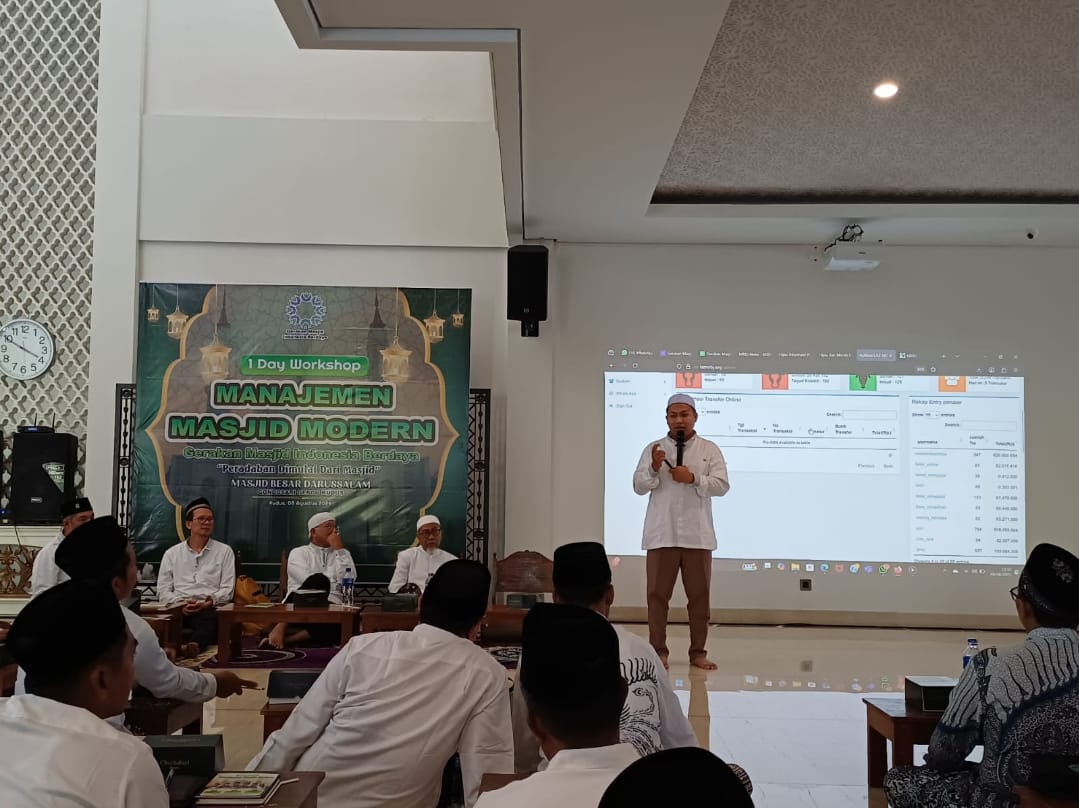 PENJELASAN: Pemateri menjelaskan terkait manajemen masjid modern di Masjid Besar Darussalam Gondosari pada Jumat (8/8).