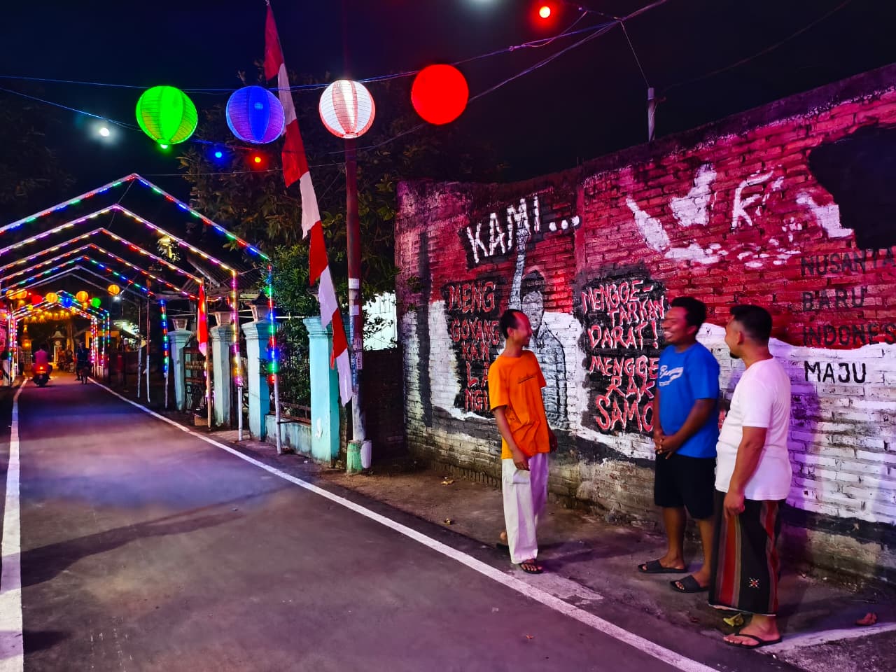Lampu hias dan lampion memeriahkan RT 4 RW 2 Dukuh Pecinan, Desa Bulung Cangkring, Kecamatan Jekulo, Kudus. (ACHMAD ULIL ALBAB/RADAR KUDUS)