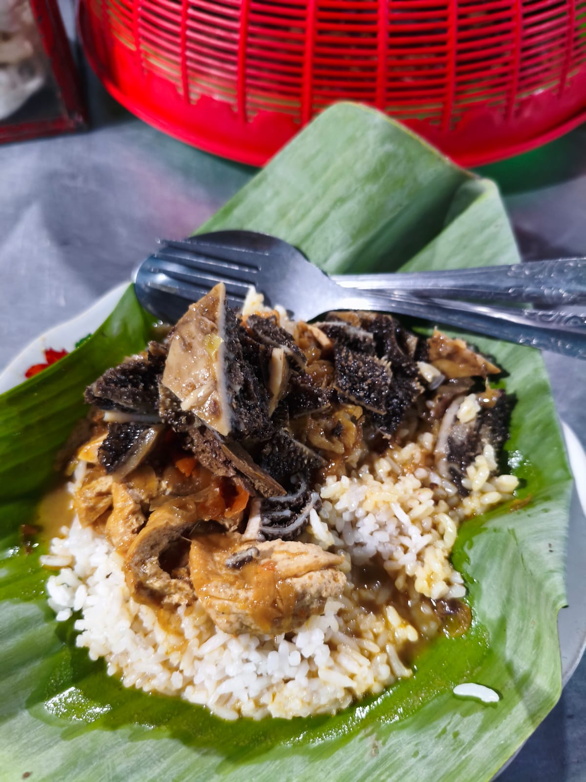 Seporsi nasi tahu khas Ngemplak lengkap dengan potongan babat yang dibacem.