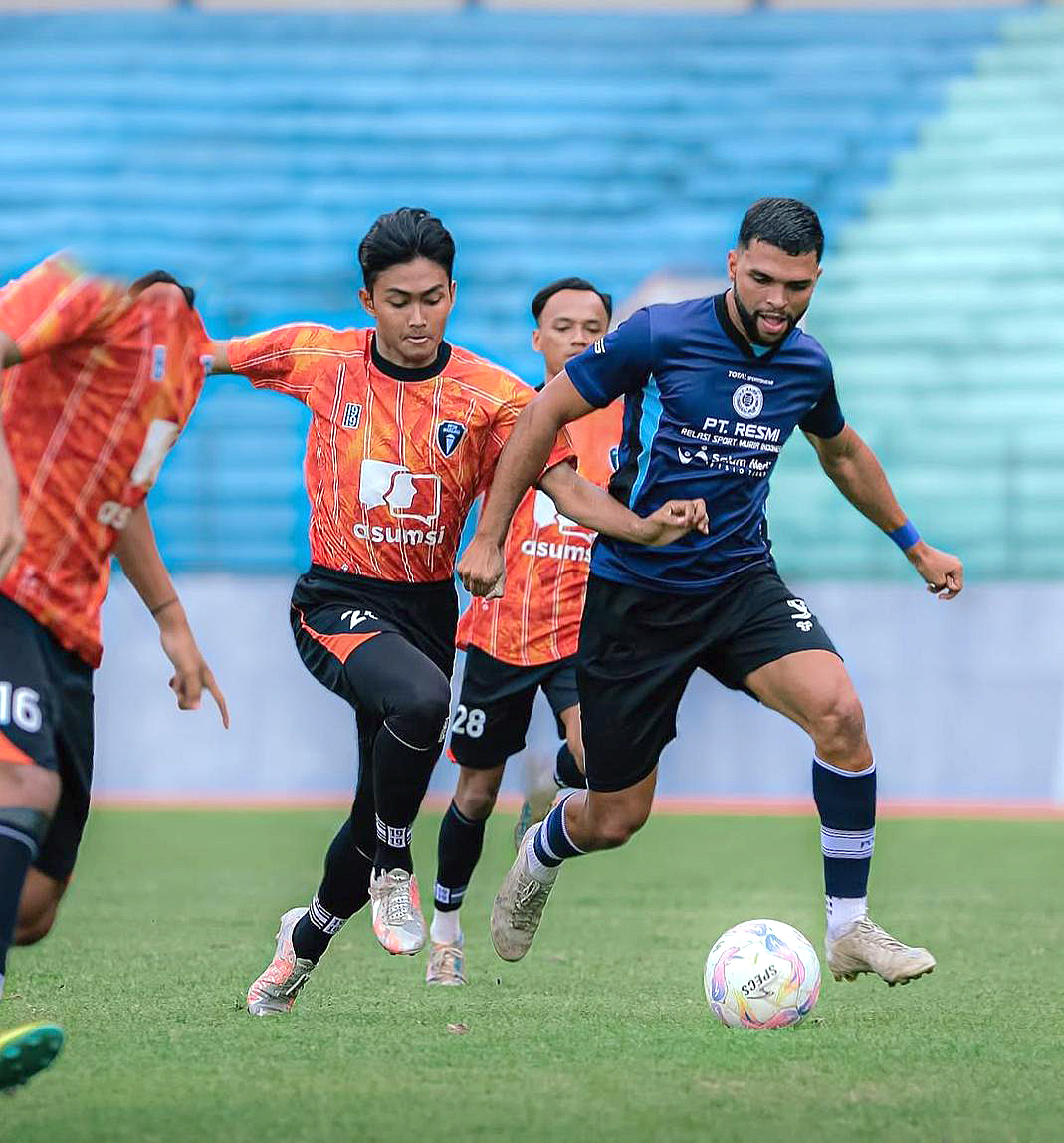 GACOR: Striker Persiku Igor Henrique berebut bola dengan pemain PPSM Magelang di laga ujicoba pramusim.  &nbsp;