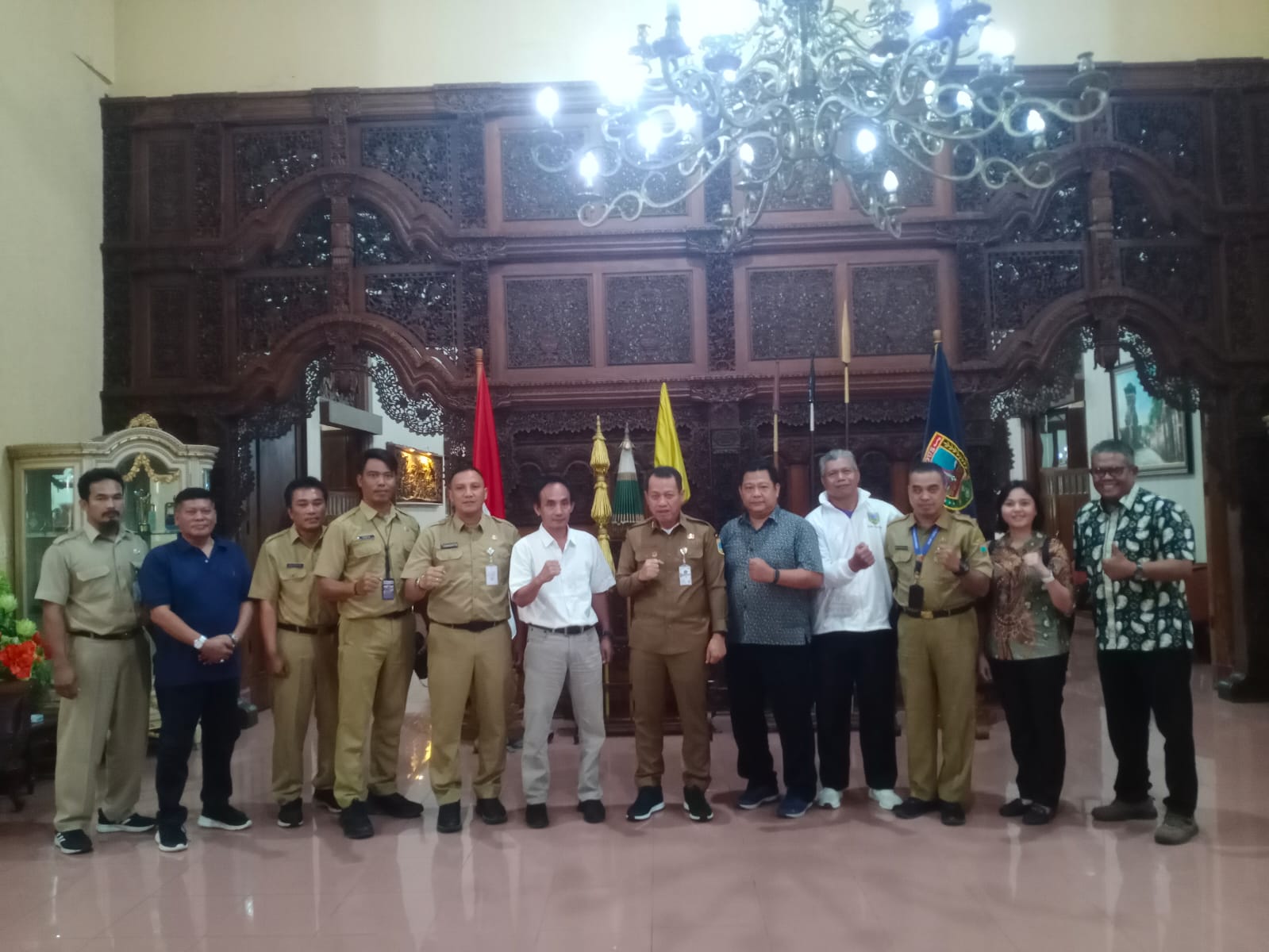 KOMITMEN: Bupati Kudus, Sam&rsquo;ani Intakoris bersama ketua KONI dan ketua pengurus Perbasi di pendapa kabupaten setempat.  &nbsp;