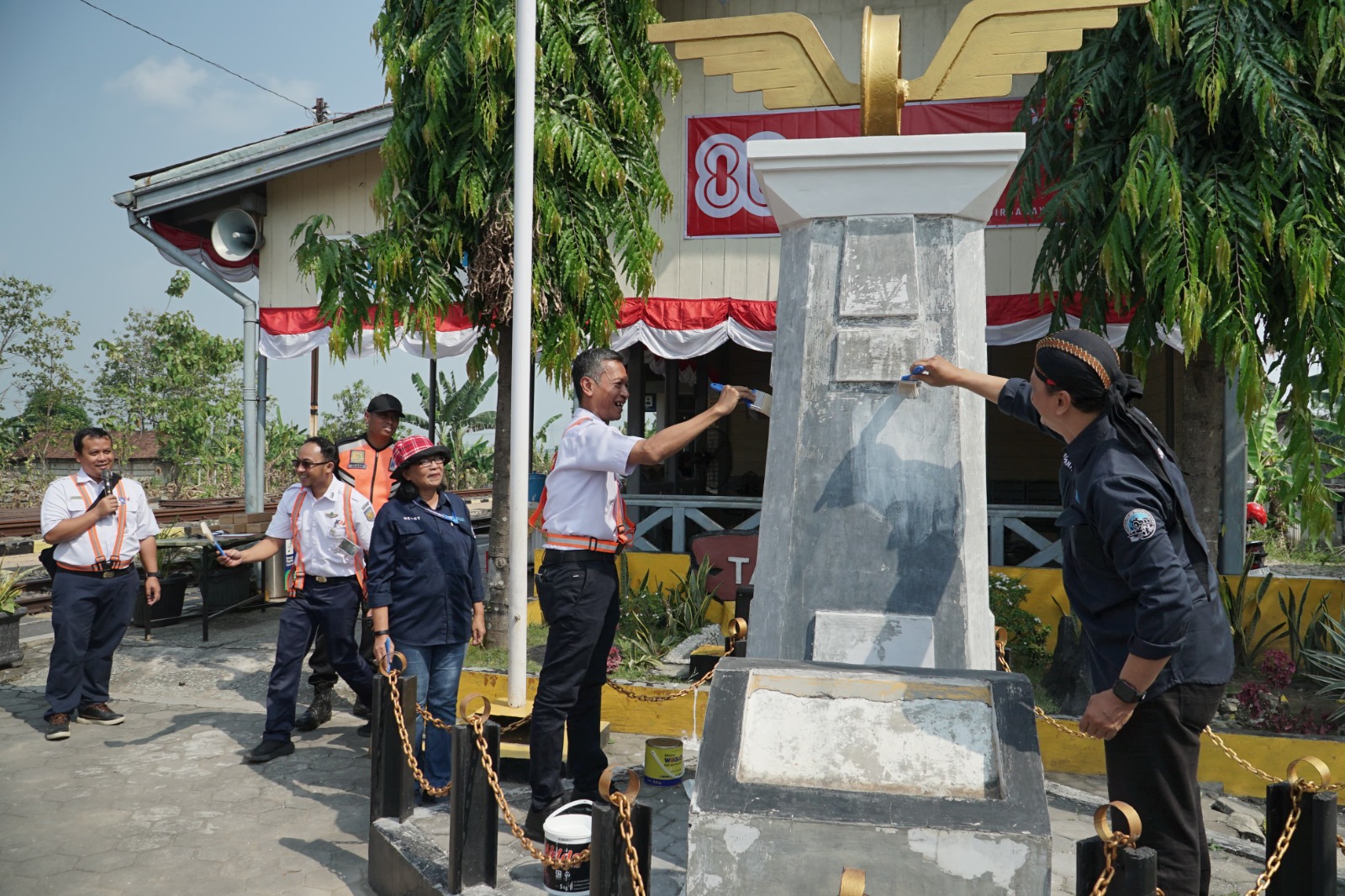 PEDULI LINGKUNGAN: KAI Daop 4 Semarang saat melakukan perawatan tugu di Stasiun Tanggung, Kecamatan Tanggungharjo, Grobogan