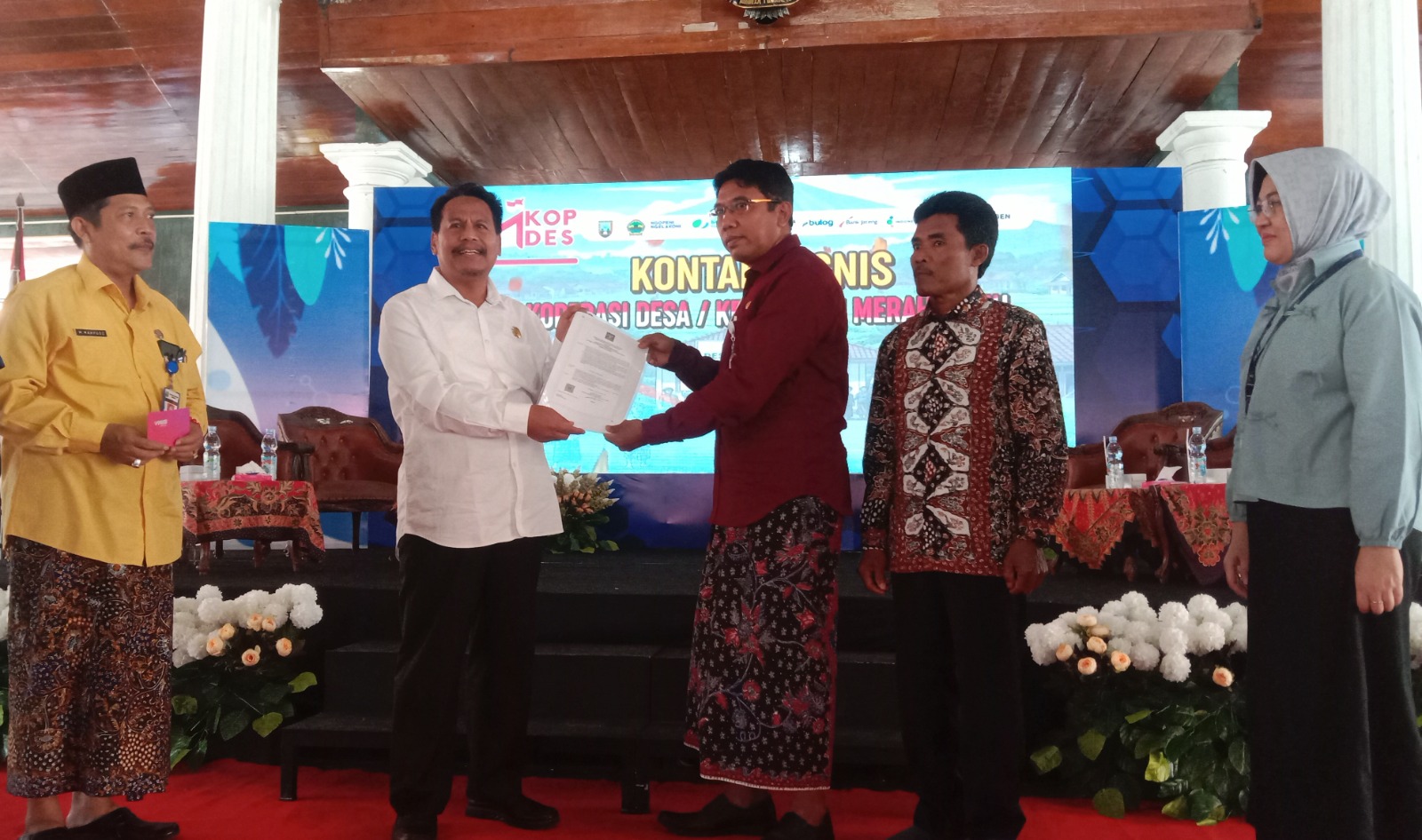 KOMPAK: Bupati Rembang Harno berfoto bersama pengurus Koperasi Desa Merah Putih saat acara kontak bisnis baru-baru ini.