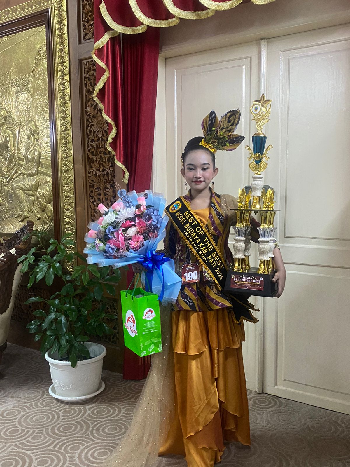 PRESTASI: Nadine Berhasil Meraih Juara Best of The Best dalam Lomba Model Budaya Kabupaten Pati 2025